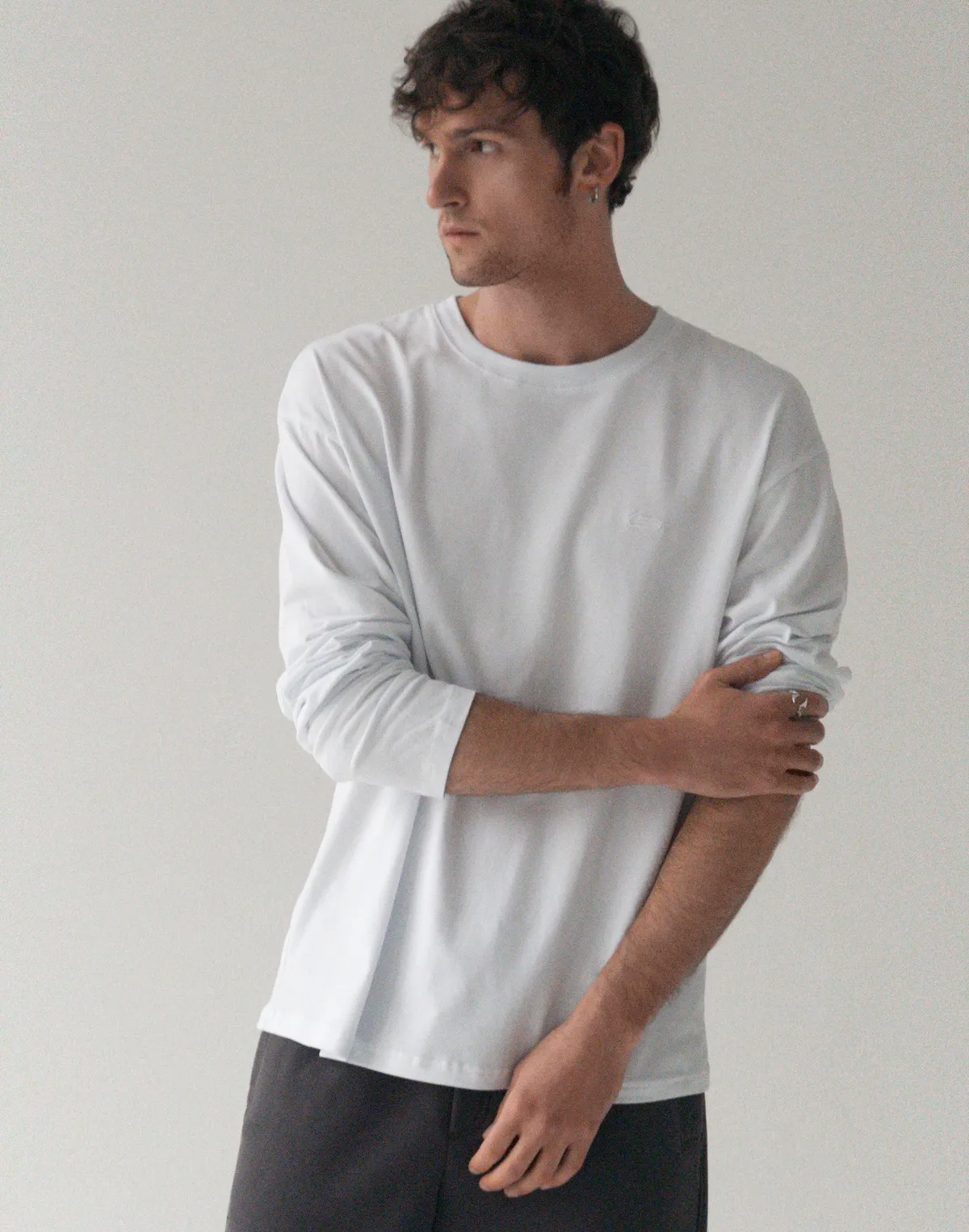 Лонгслів базовий чоловічий з м'якого бавовняного матеріалу, білий - Фото 6