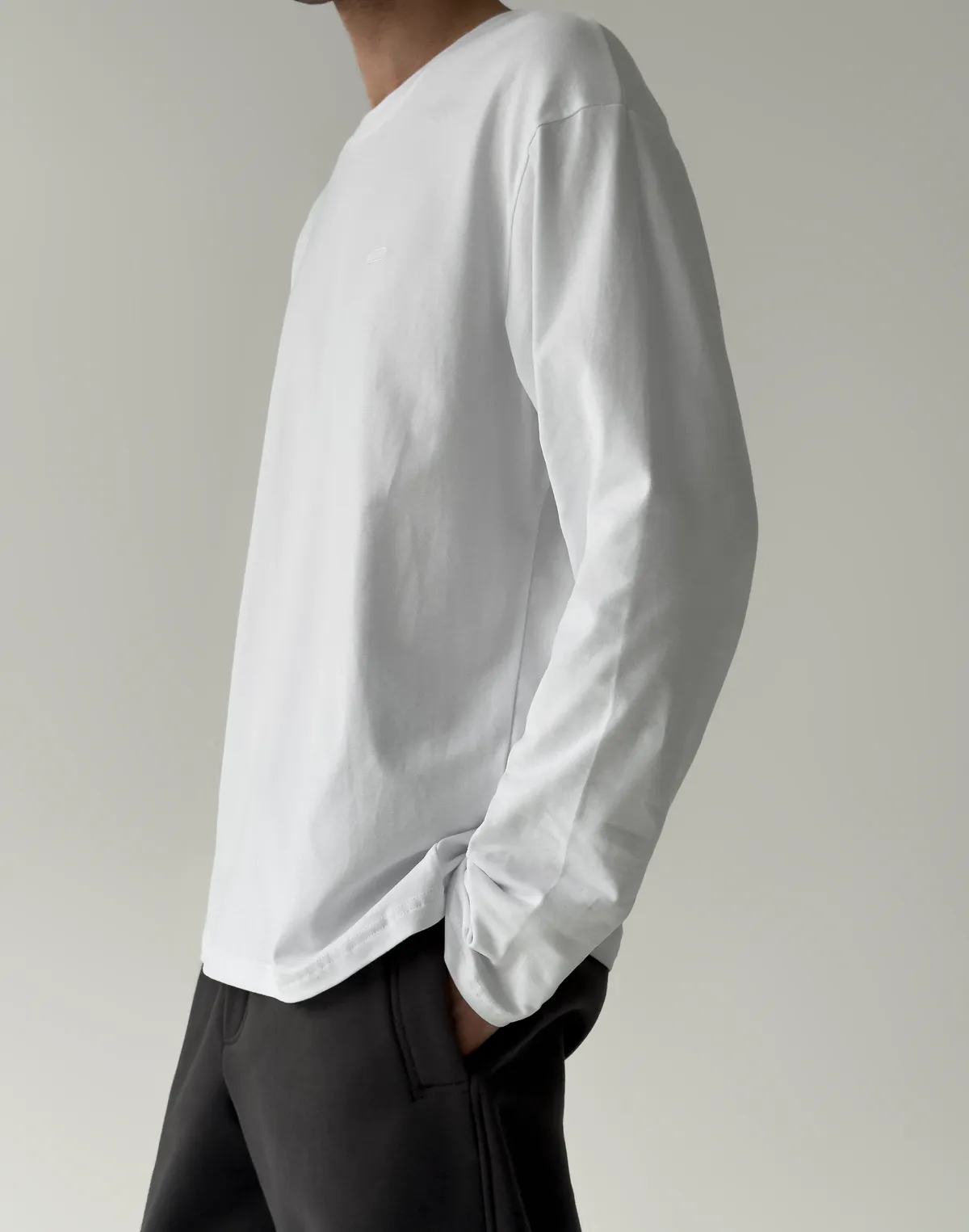 Лонгслів базовий чоловічий з м'якого бавовняного матеріалу, білий - Фото 4