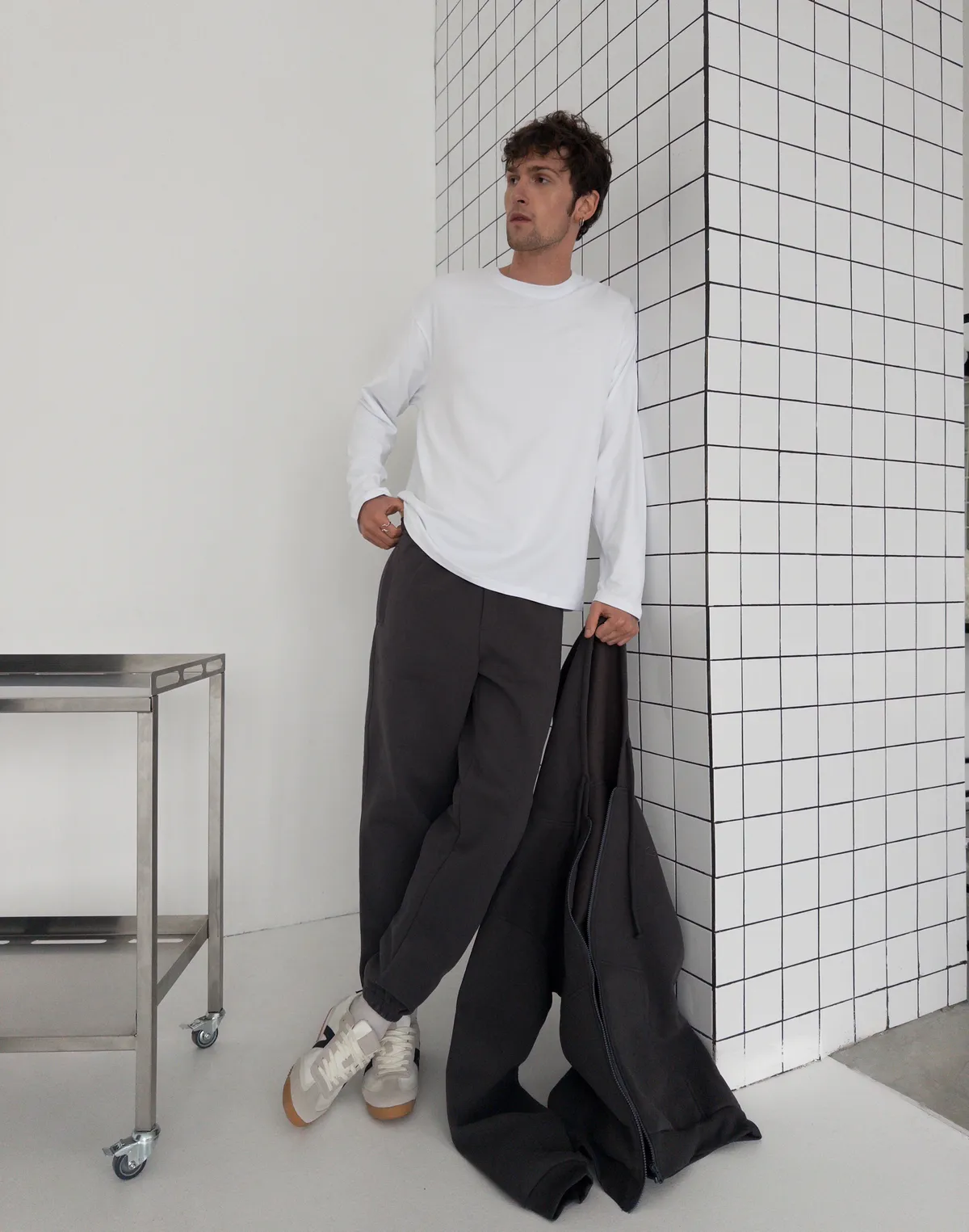 Лонгслів базовий чоловічий з м'якого бавовняного матеріалу, білий - Фото 3