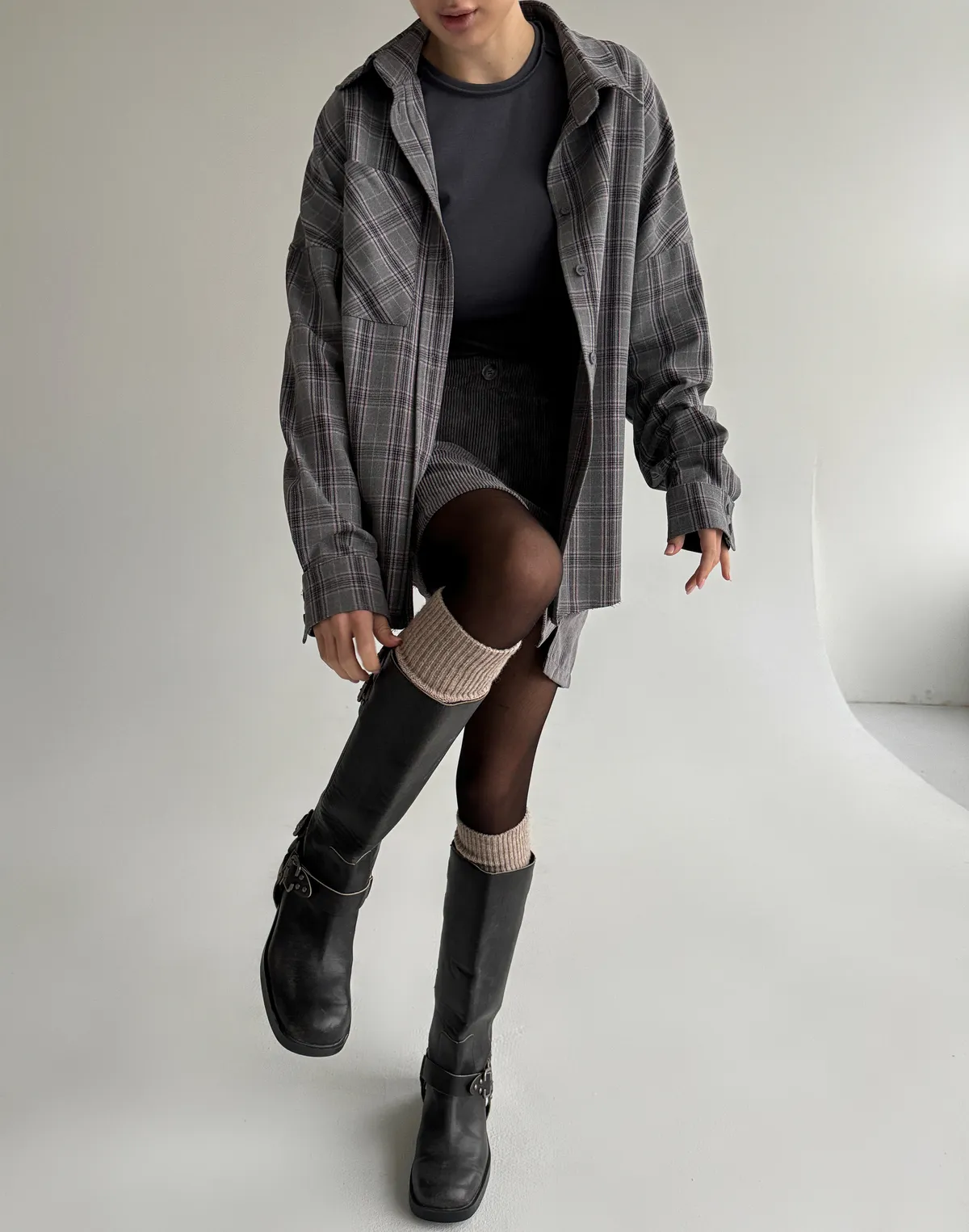 Сорочка жіноча оверсайз з необробленим краєм, сіро-рожева - Фото 8