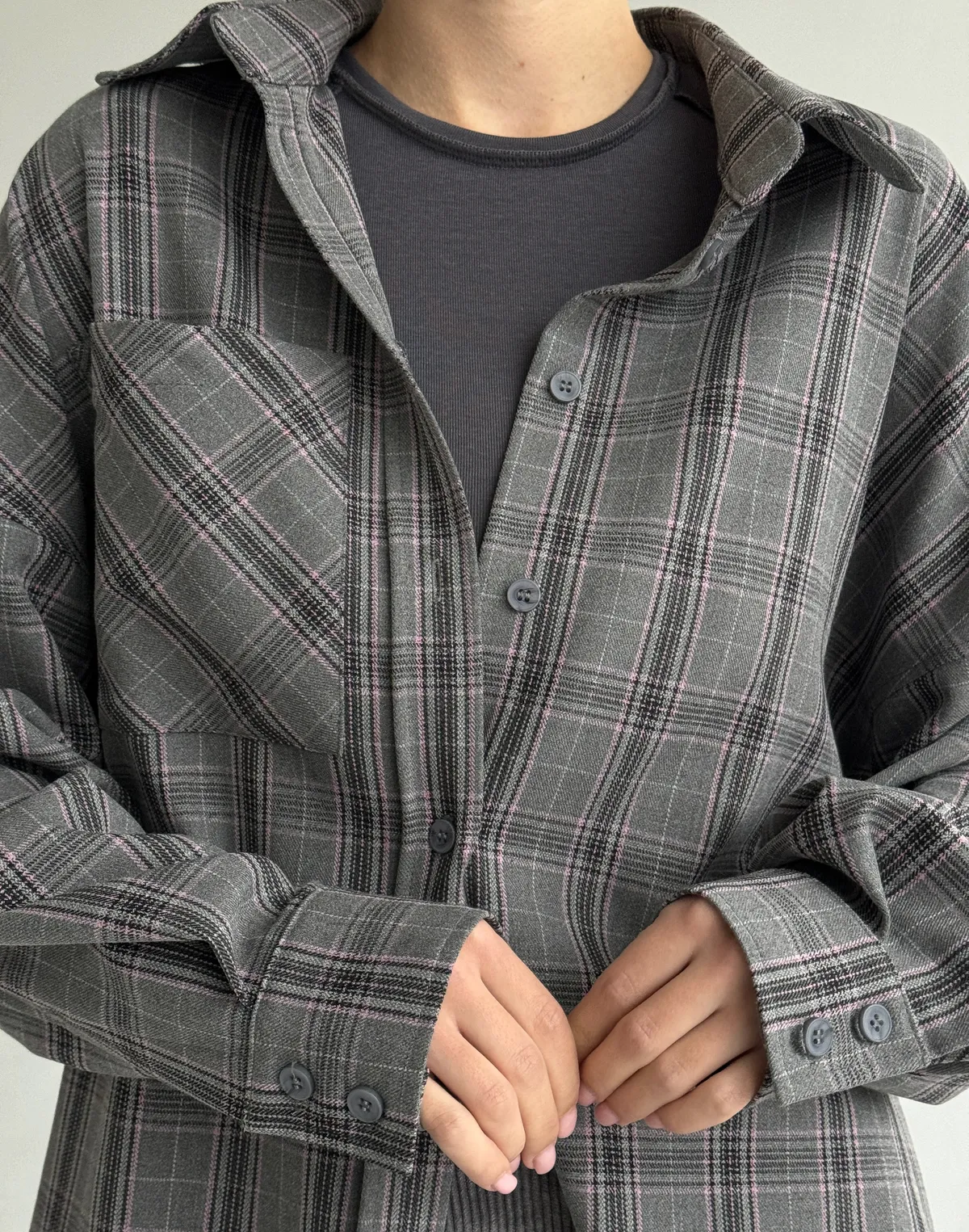 Сорочка жіноча оверсайз з необробленим краєм, сіро-рожева - Фото 5