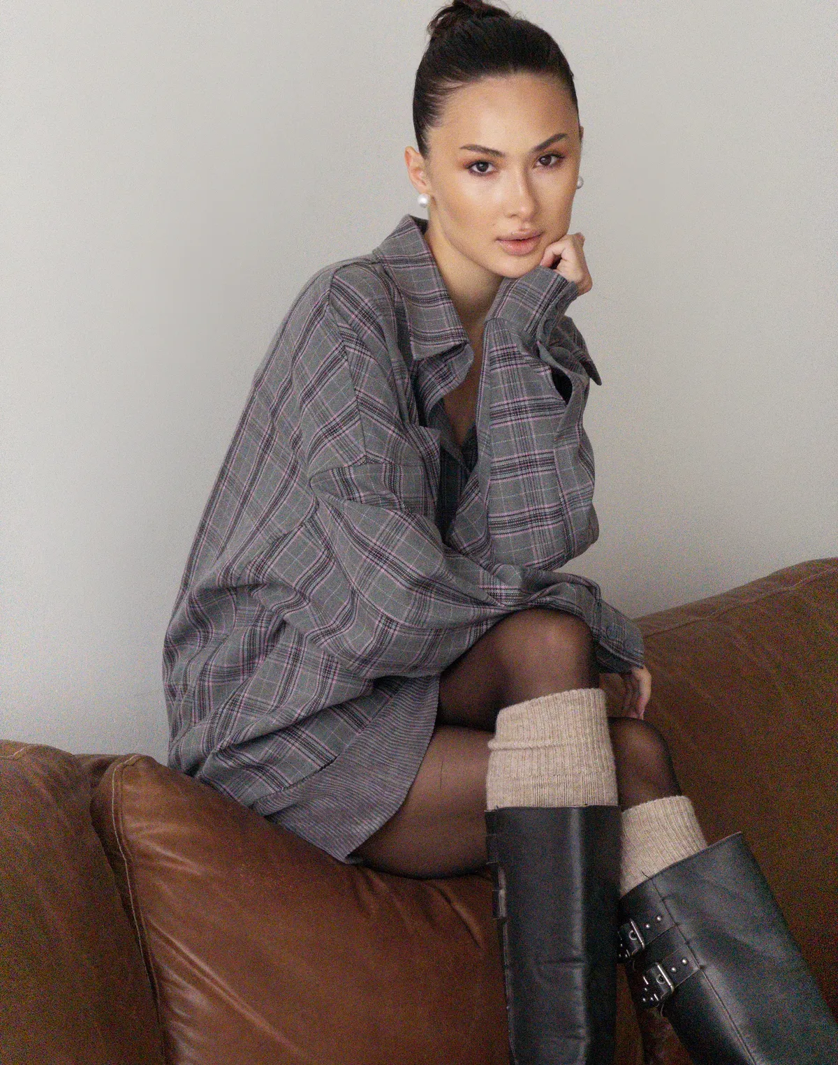 Сорочка жіноча оверсайз з необробленим краєм, сіро-рожева - Фото 4