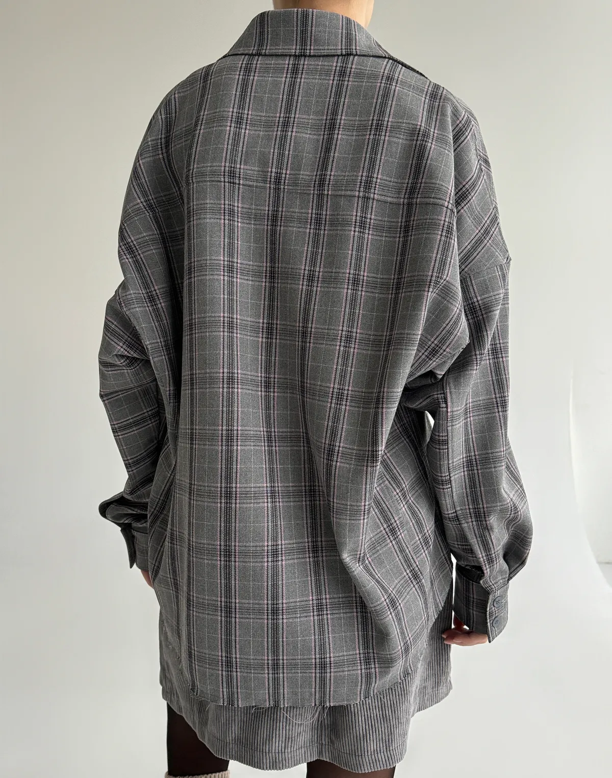 Сорочка жіноча оверсайз з необробленим краєм, сіро-рожева - Фото 2