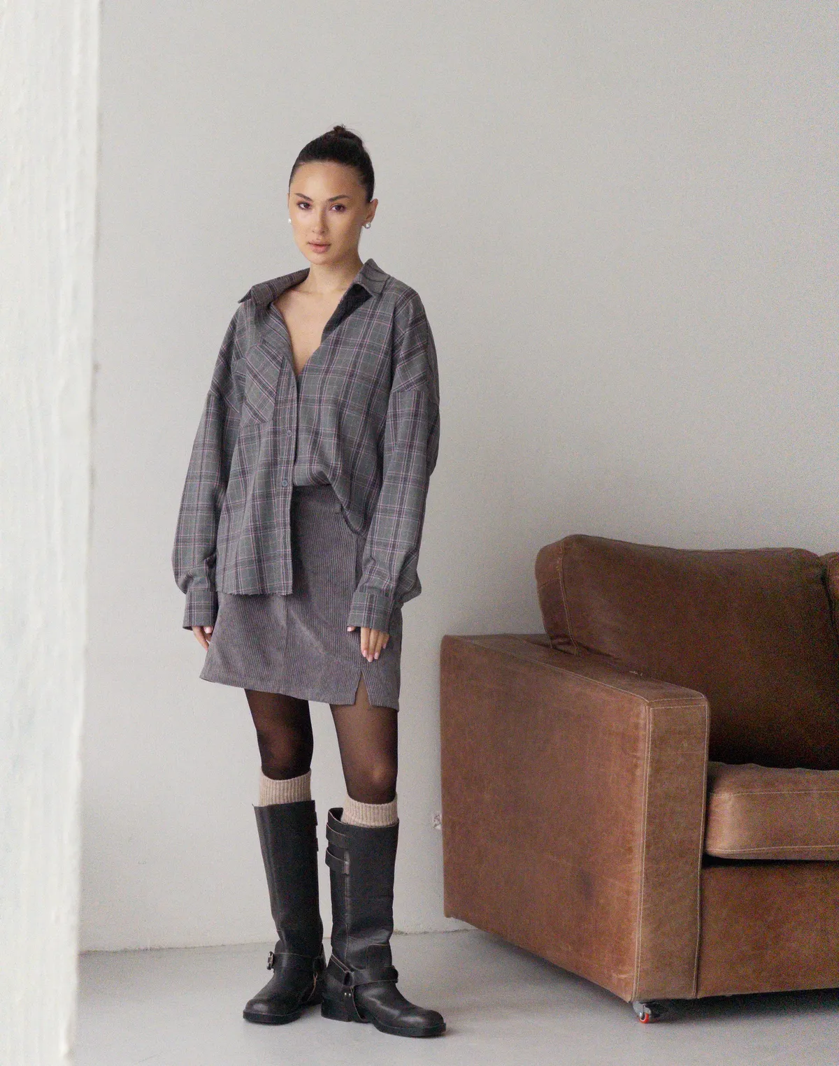 Сорочка жіноча оверсайз з необробленим краєм, сіро-рожева - Фото 3