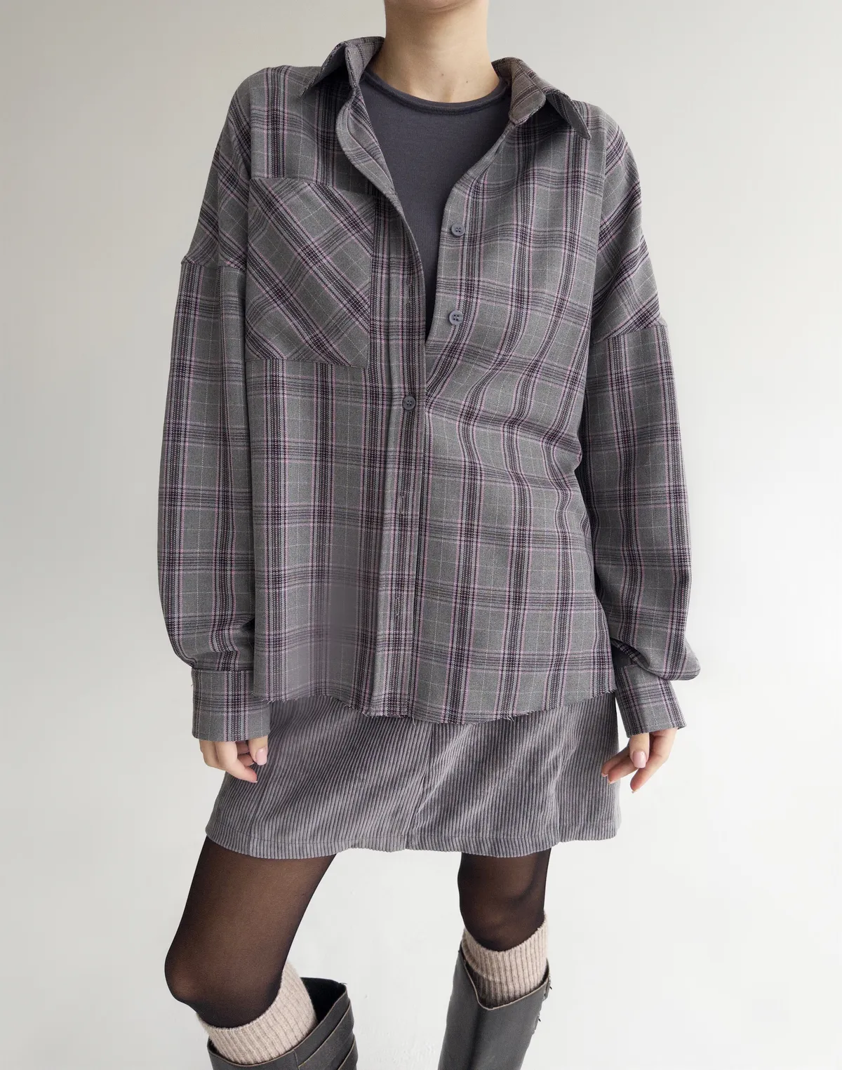 Сорочка жіноча оверсайз з необробленим краєм, сіро-рожева - Фото 1