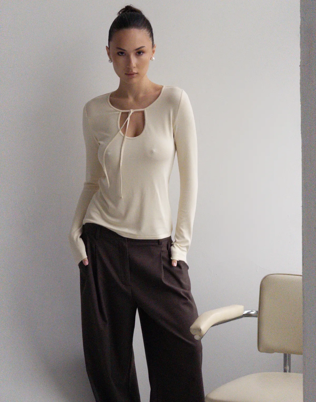 Лонгслів на зав'язці приталений, світло-бежевий - Фото 6