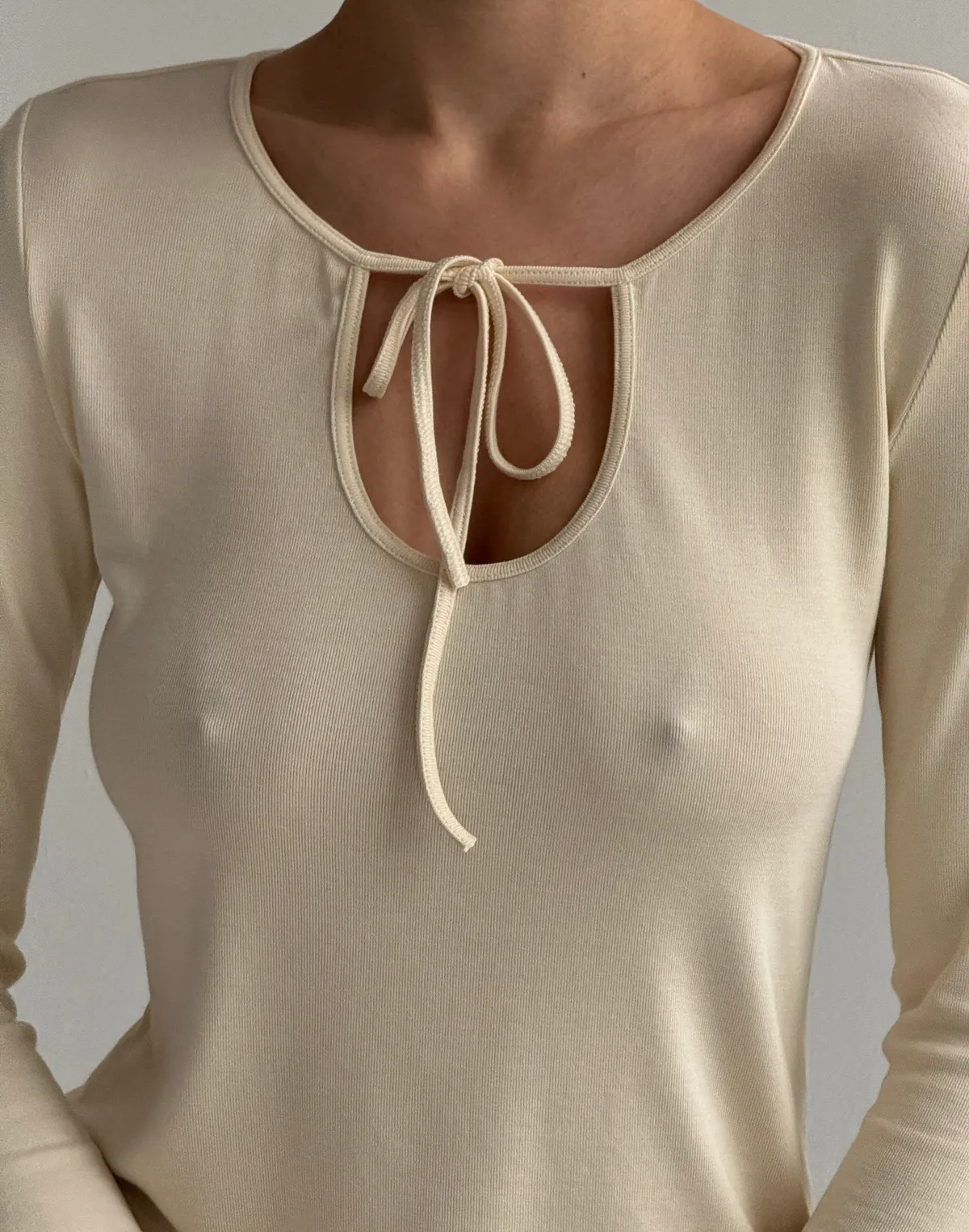Лонгслів на зав'язці приталений, світло-бежевий - Фото 5