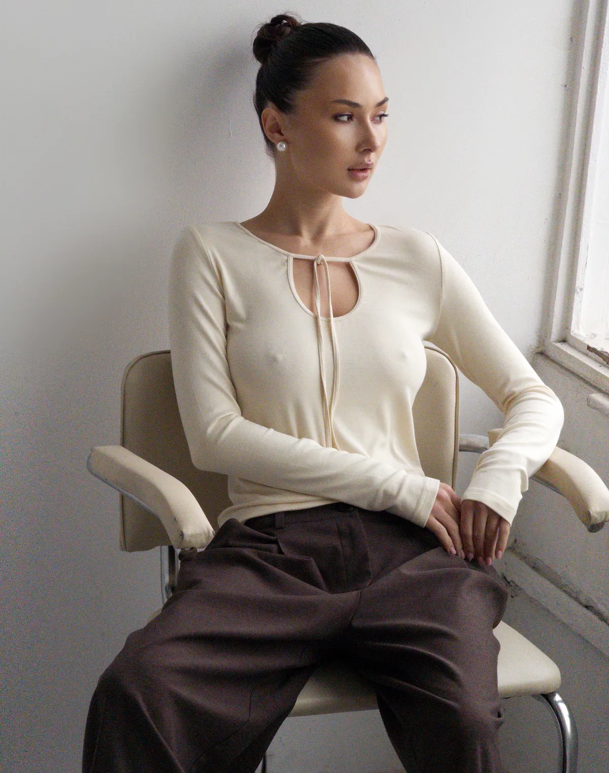 Лонгслів на зав'язці приталений, світло-бежевий - Фото 4