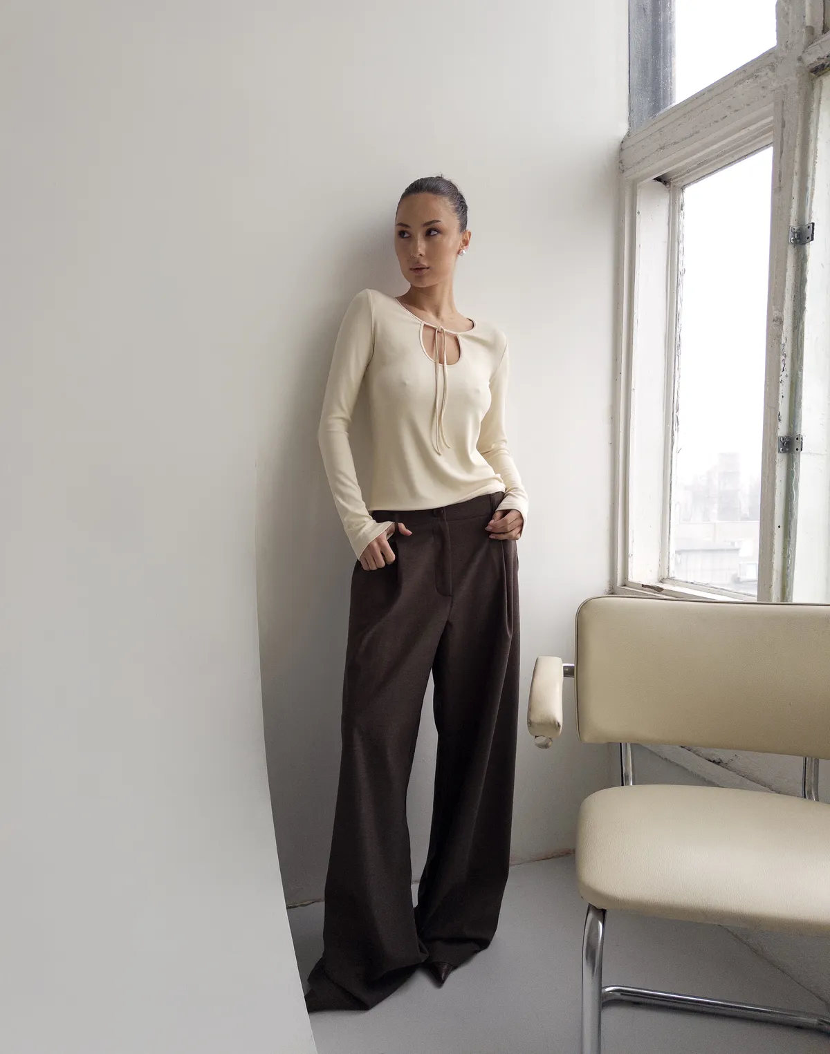 Лонгслів на зав'язці приталений, світло-бежевий - Фото 3