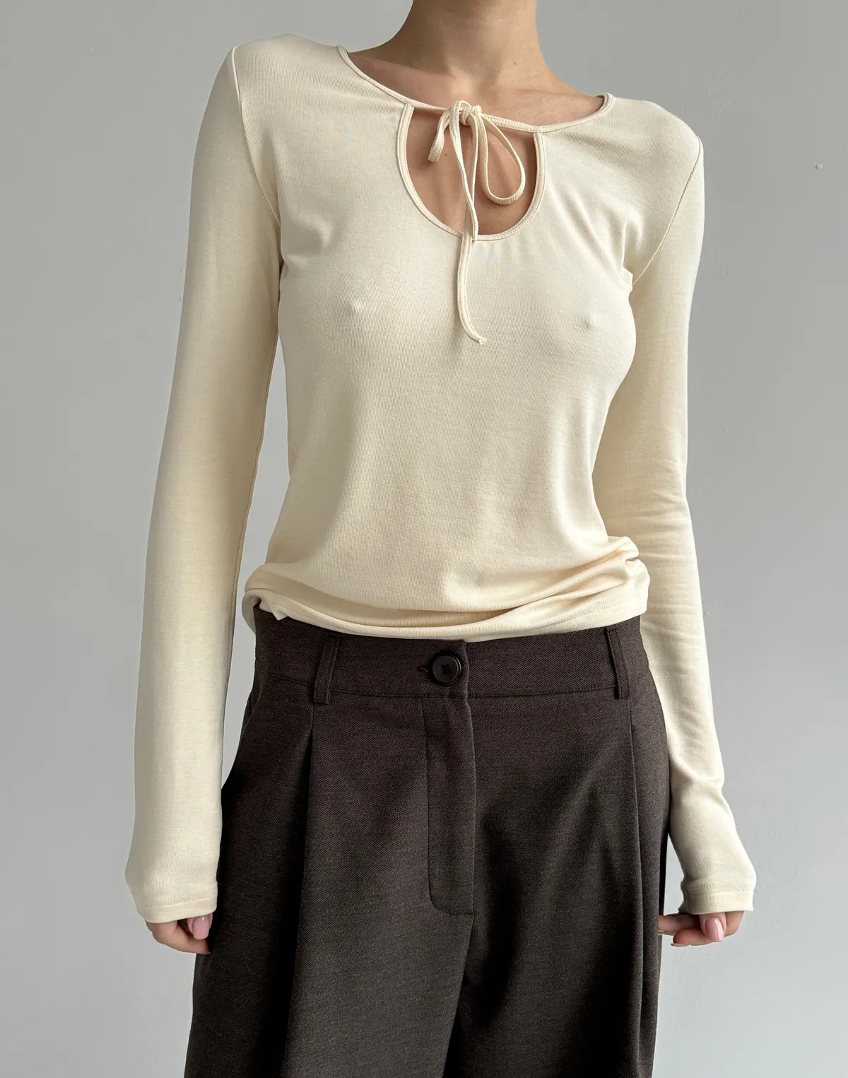 Лонгслів на зав'язці приталений, світло-бежевий - Фото 8