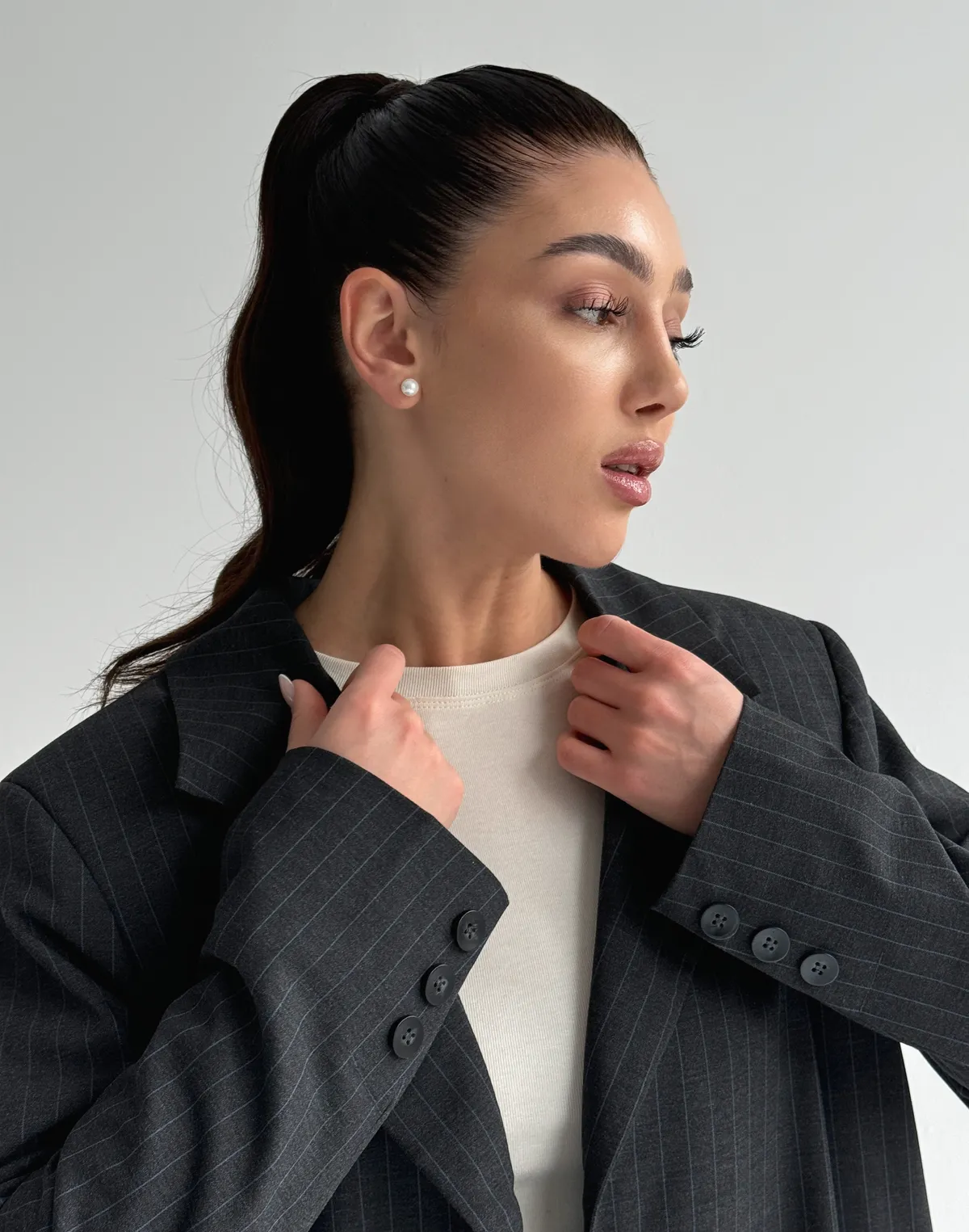 Блейзер у смужку з поясом, графіт - Фото 7