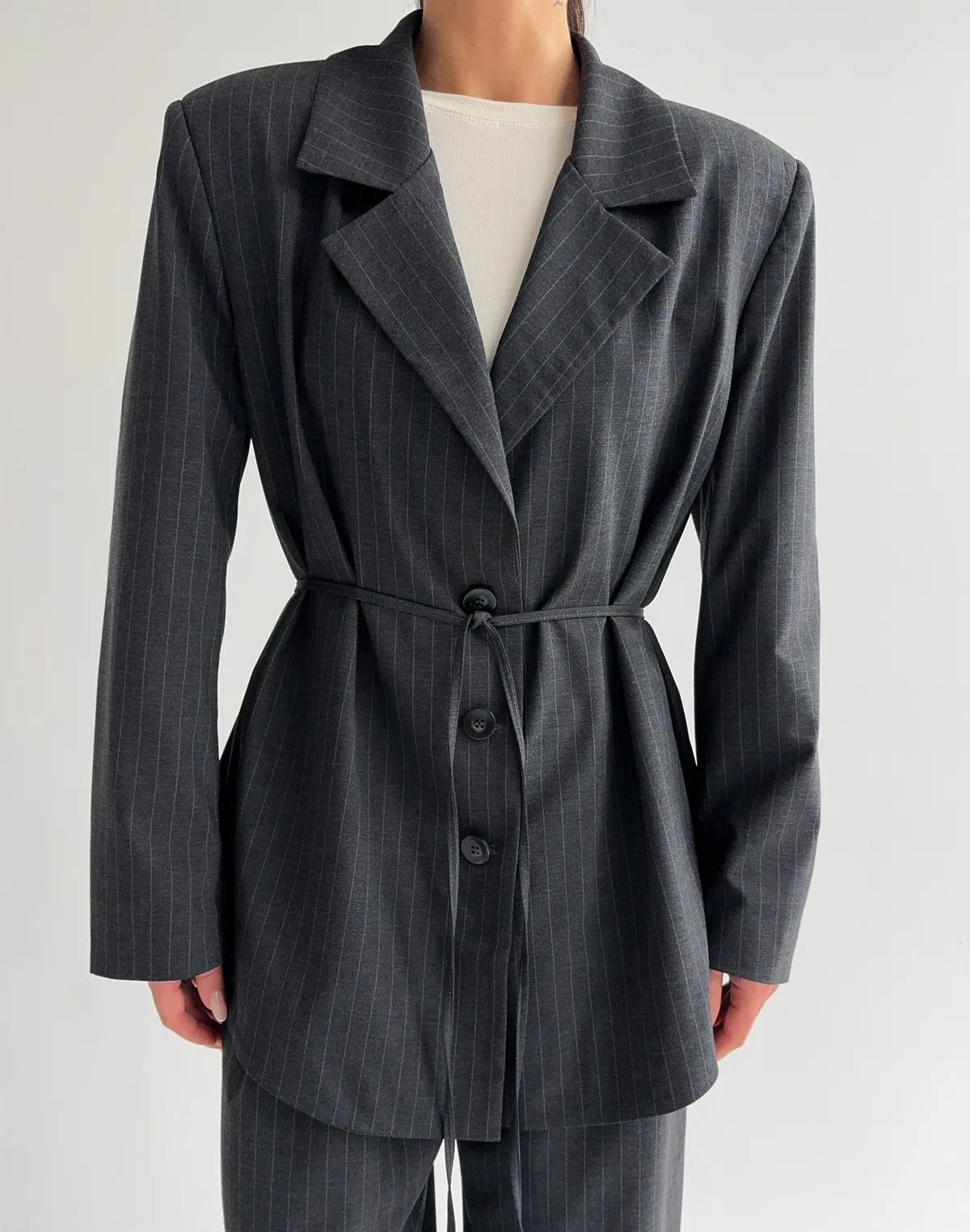 Блейзер у смужку з поясом, графіт - Фото 8
