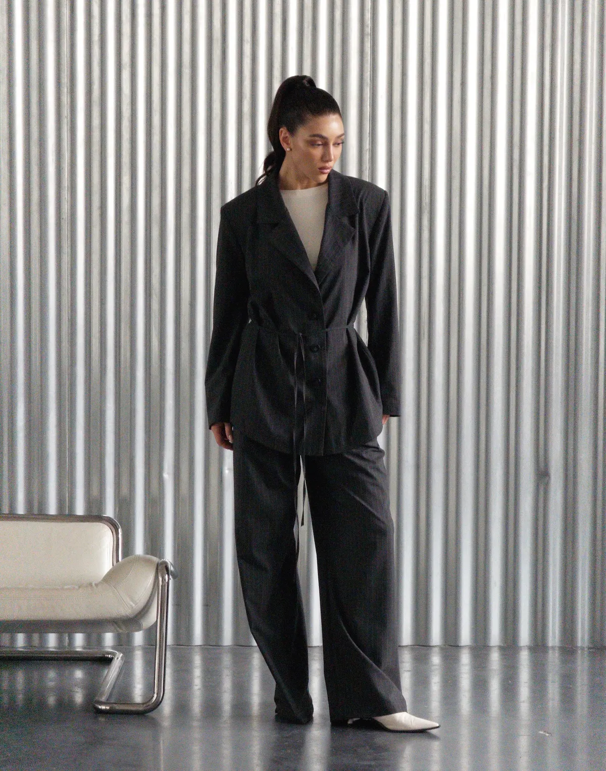 Комплект у смужку блейзер з поясом та штани із защіпами, графіт - Фото 1