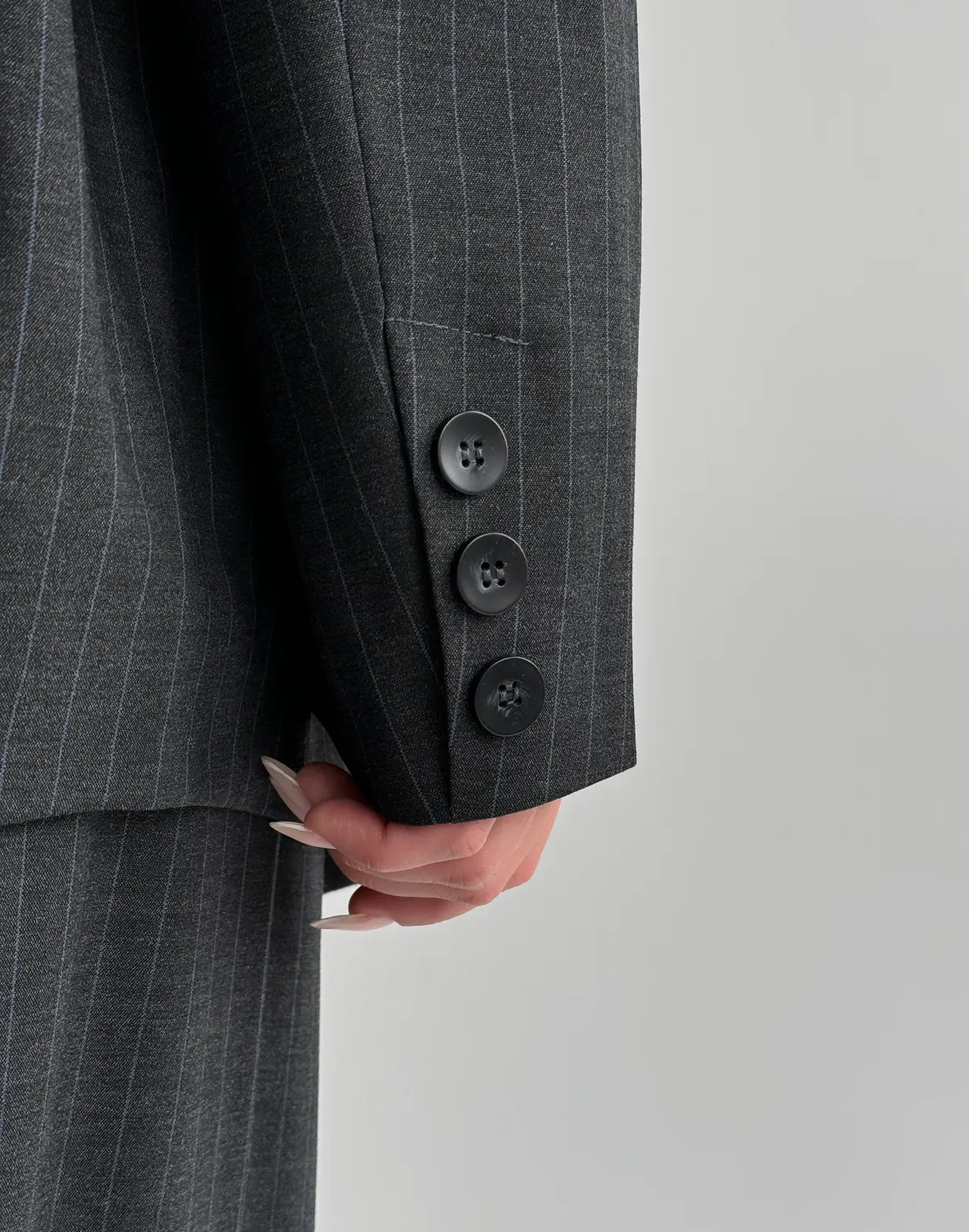 Блейзер у смужку з поясом, графіт - Фото 4