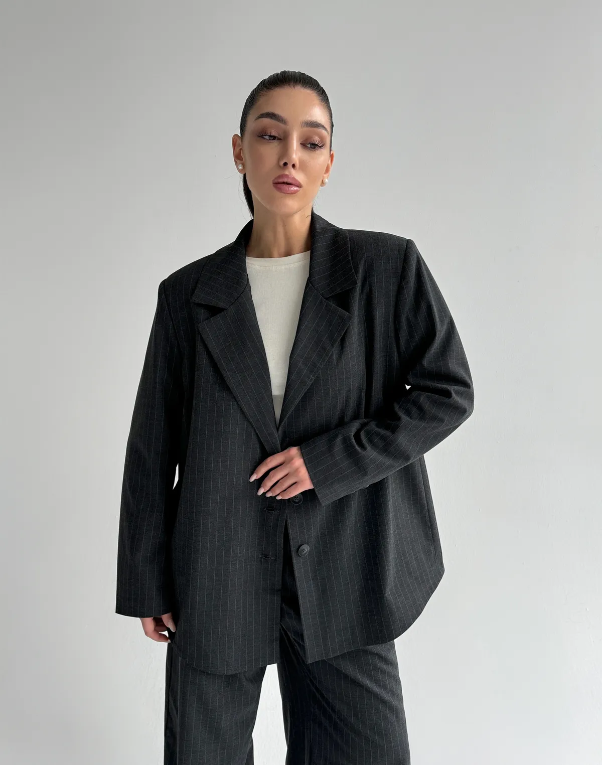 Блейзер у смужку з поясом, графіт - Фото 3