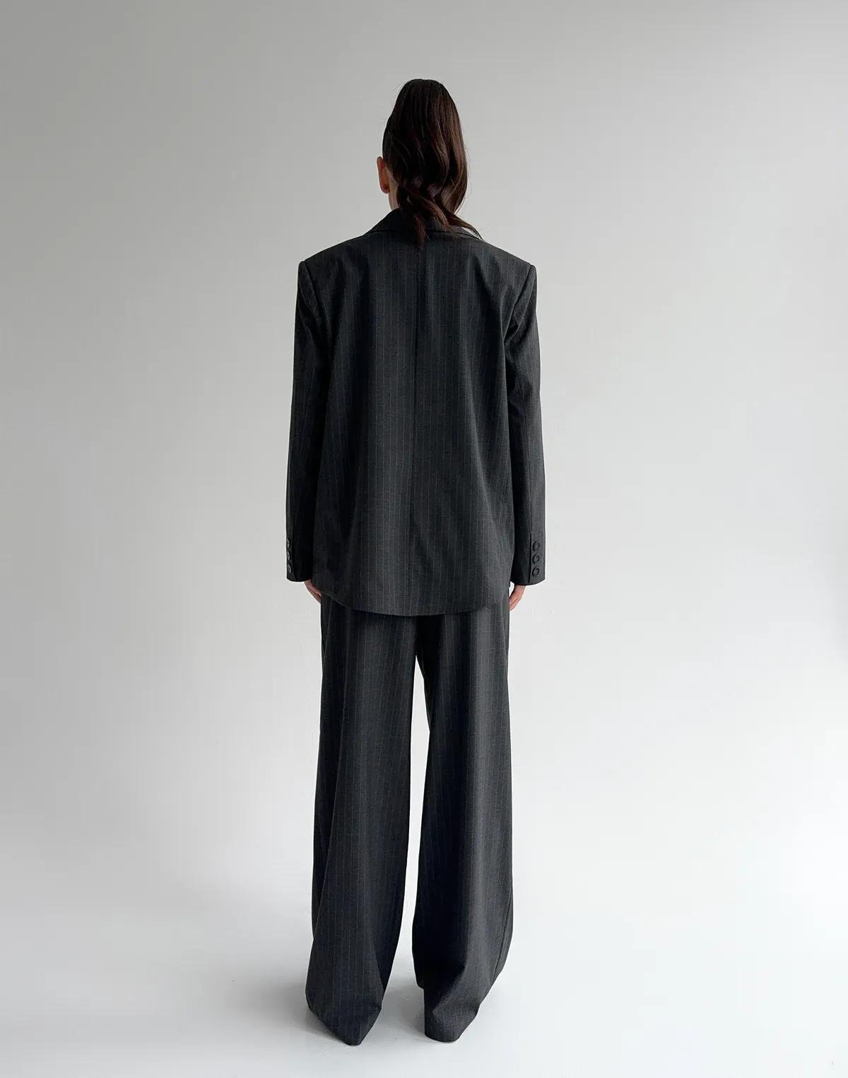 Комплект у смужку блейзер з поясом та штани із защіпами, графіт - Фото 2