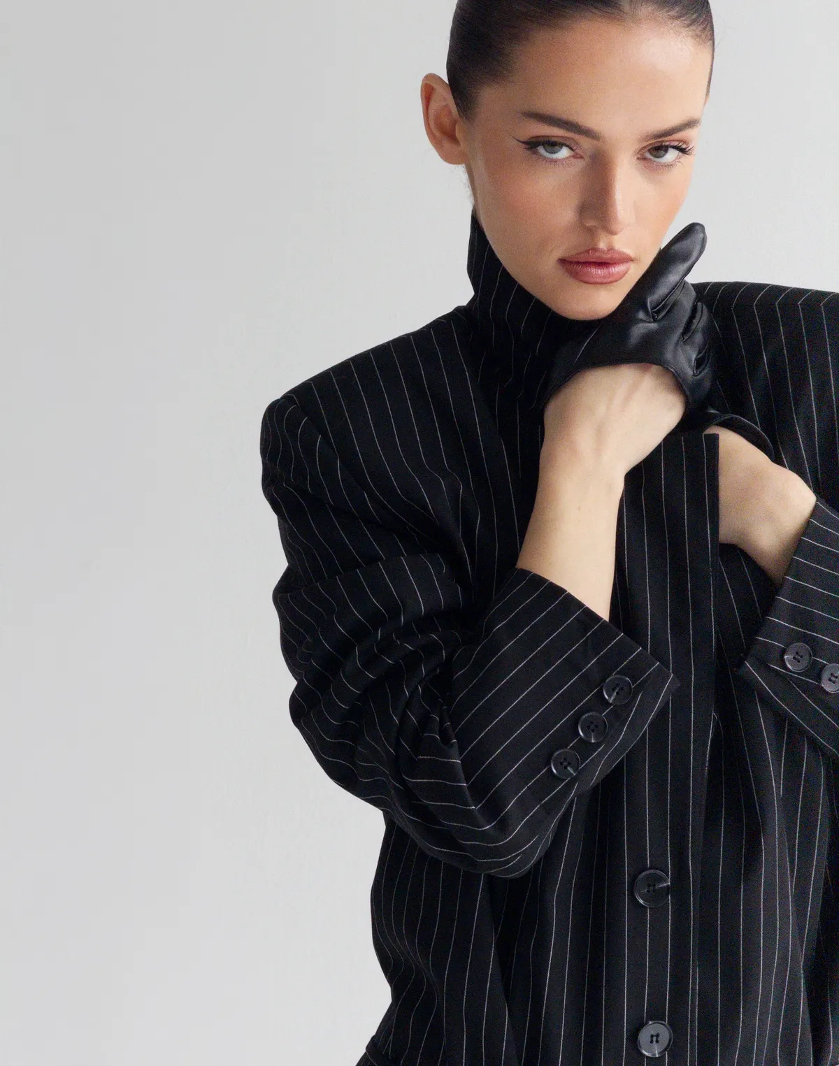 Marynarka w paski z paskiem, czarna - Фото 8