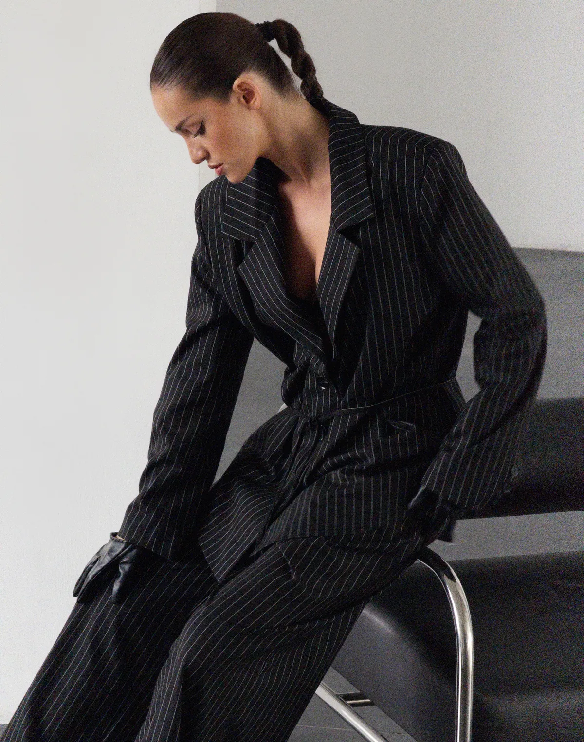 Marynarka w paski z paskiem, czarna - Фото 7