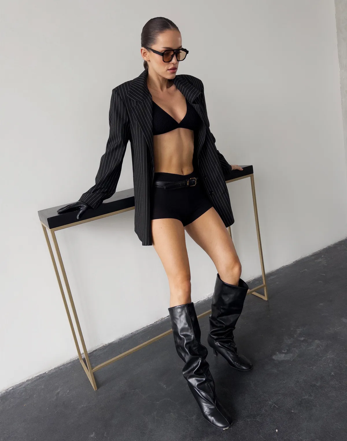 Marynarka w paski z paskiem, czarna - Фото 6