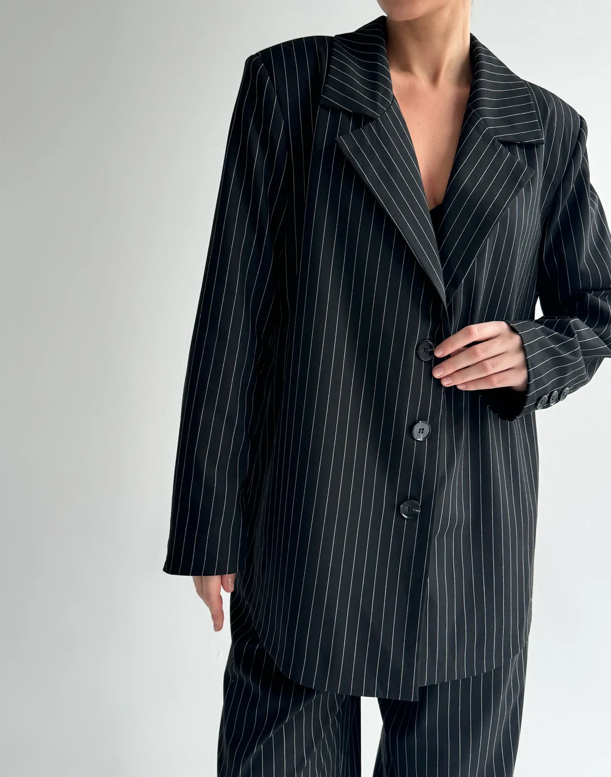 Marynarka w paski z paskiem, czarna - Фото 5