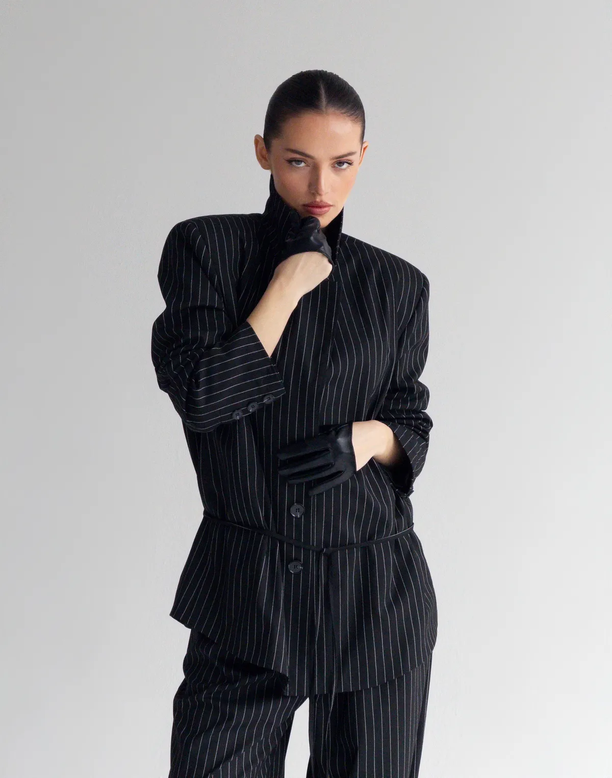 Marynarka w paski z paskiem, czarna - Фото 4