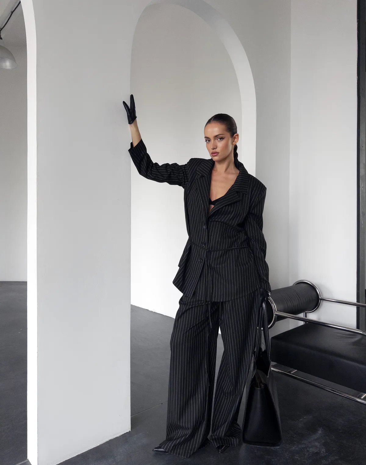 Spodnie w paski z zakładkami, czarne - Фото 8