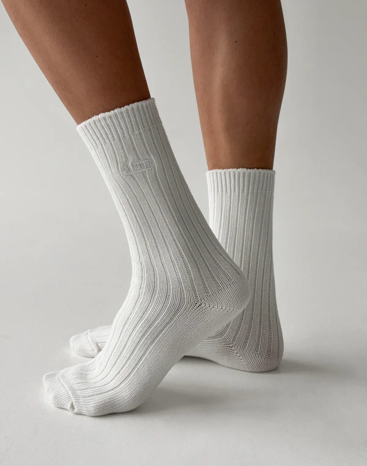 Вʼязані зимові шкарпетки з вишитим логотипом, молочні - Фото 2