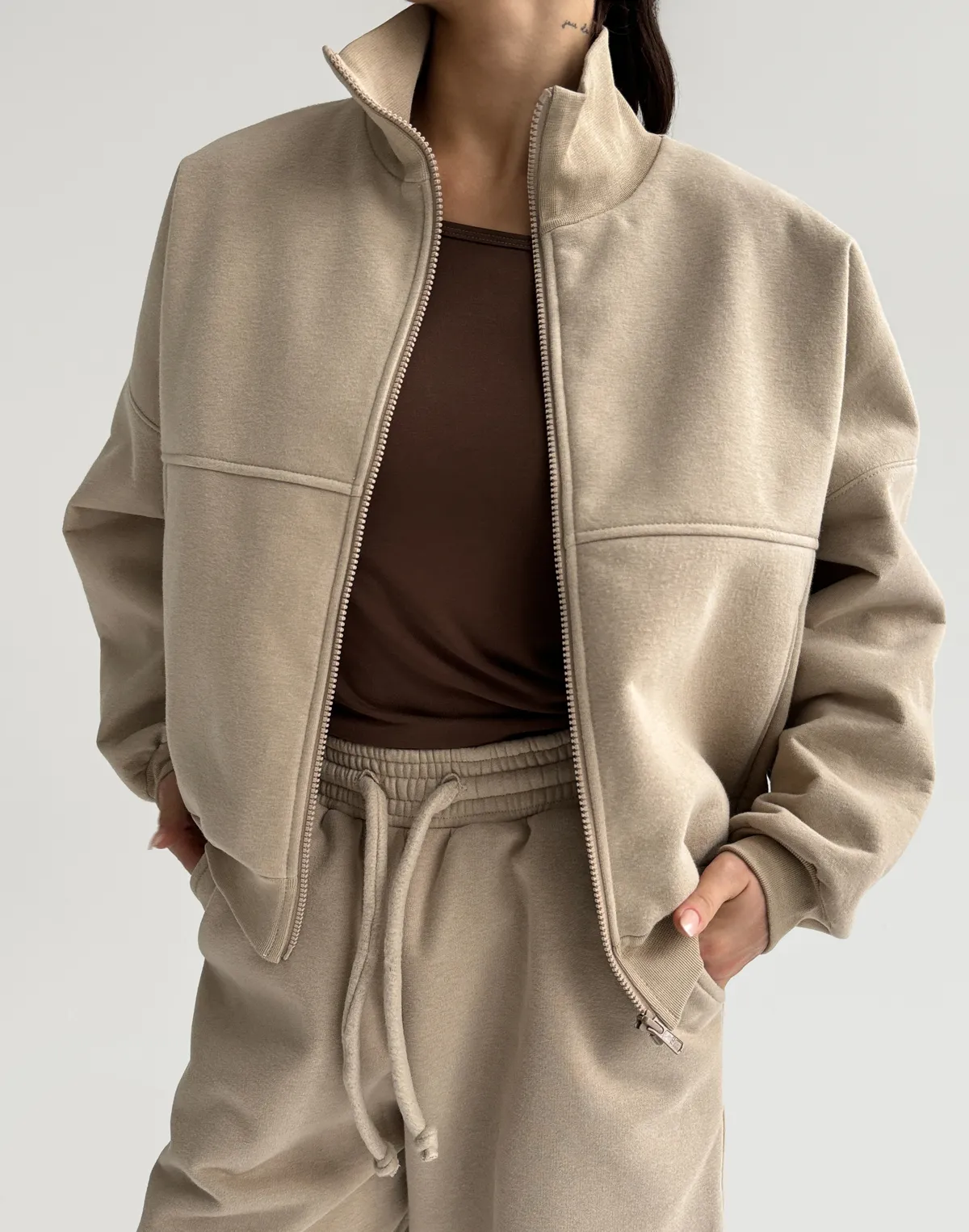 Світшот на блискавці з декоративними швами з начосом, лате - Фото 8