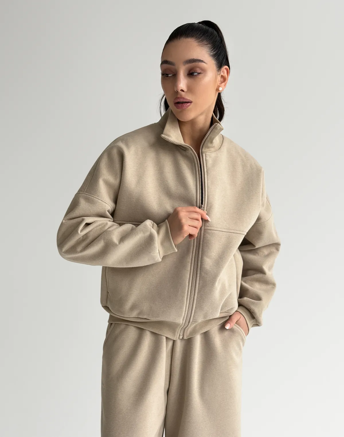 Світшот на блискавці з декоративними швами з начосом, лате - Фото 7