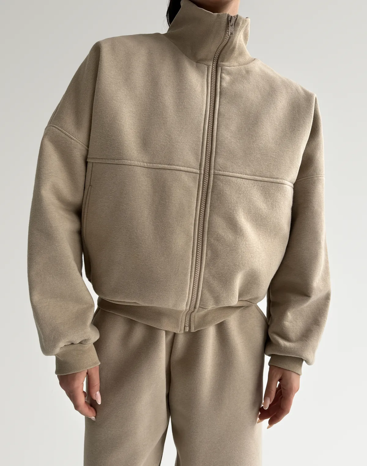 Світшот на блискавці з декоративними швами з начосом, лате - Фото 1