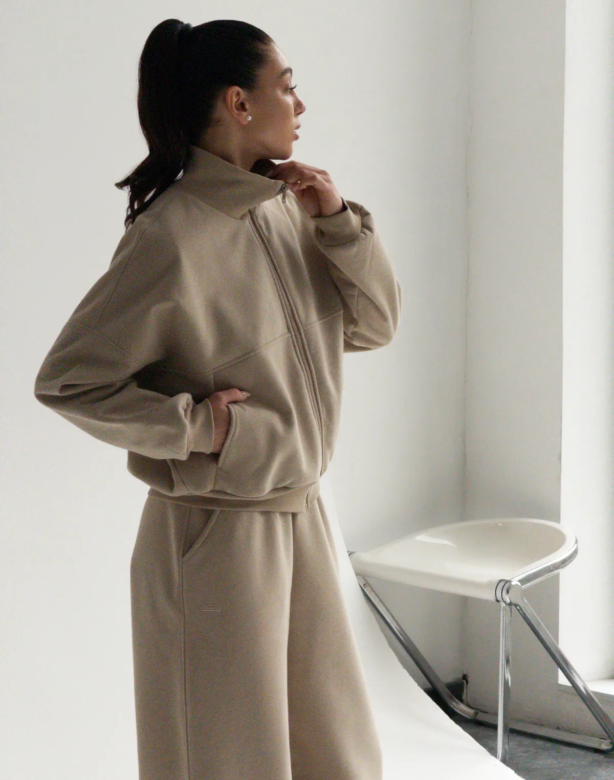 Світшот на блискавці з декоративними швами з начосом, лате - Фото 6