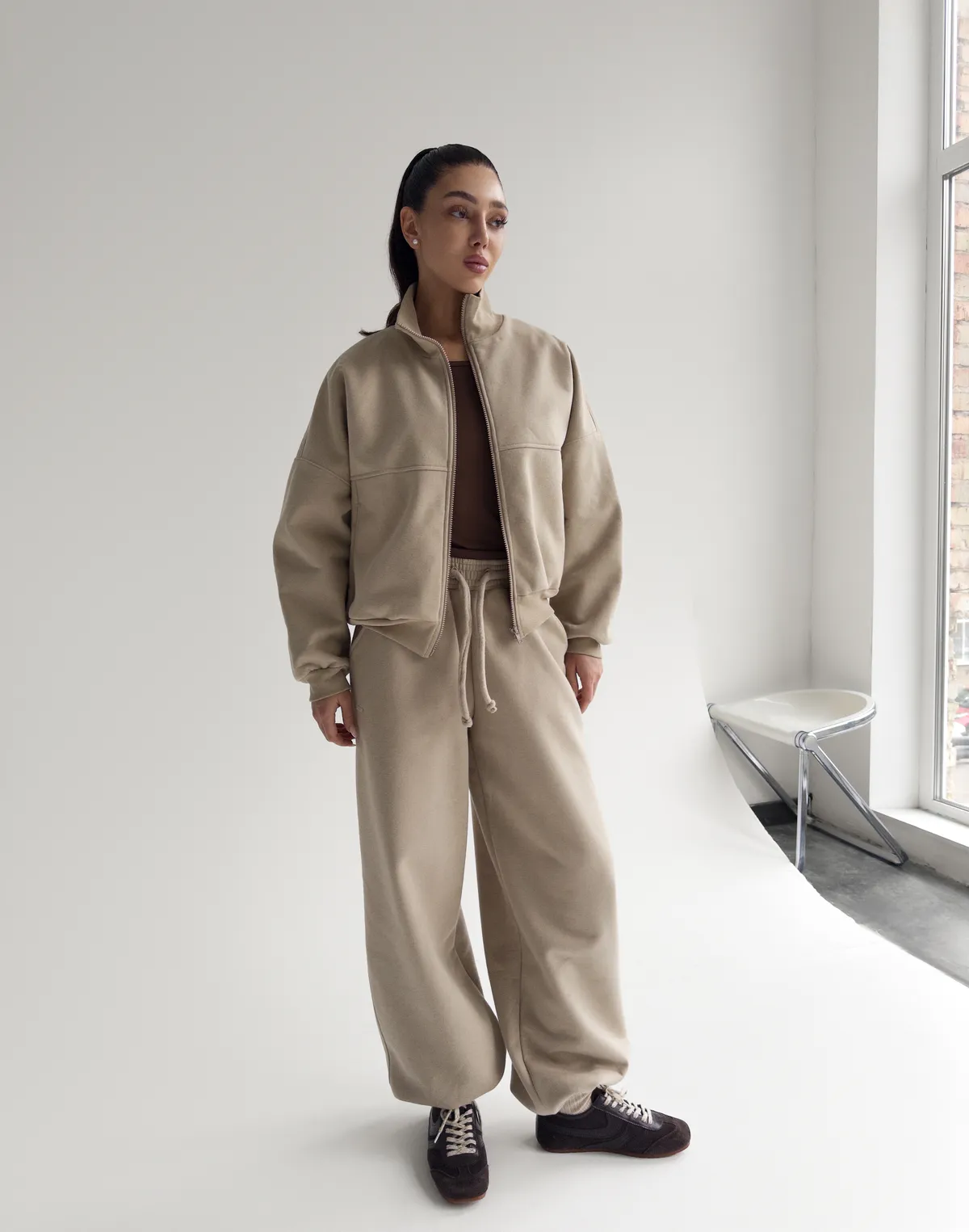 Світшот на блискавці з декоративними швами з начосом, лате - Фото 5