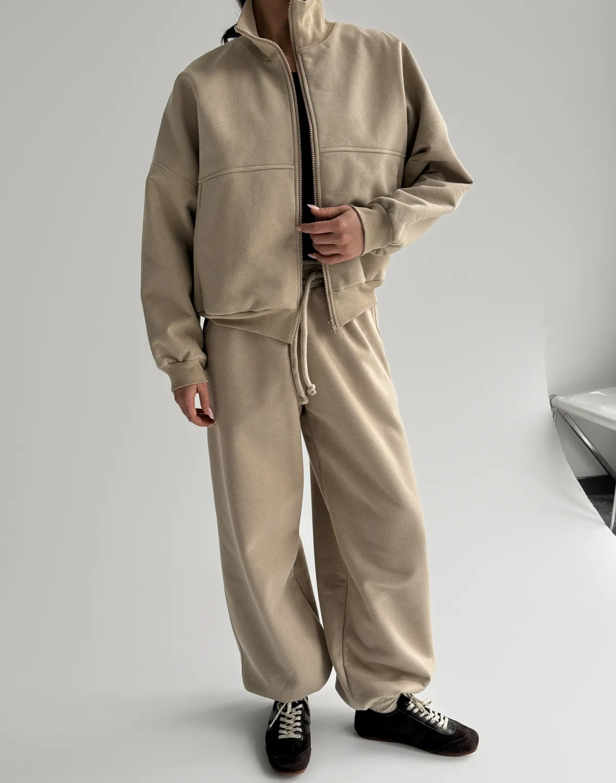 Комплект з начосом світшот на блискавці з декоративними швами та штани на затяжках по низу, лате - Фото 1