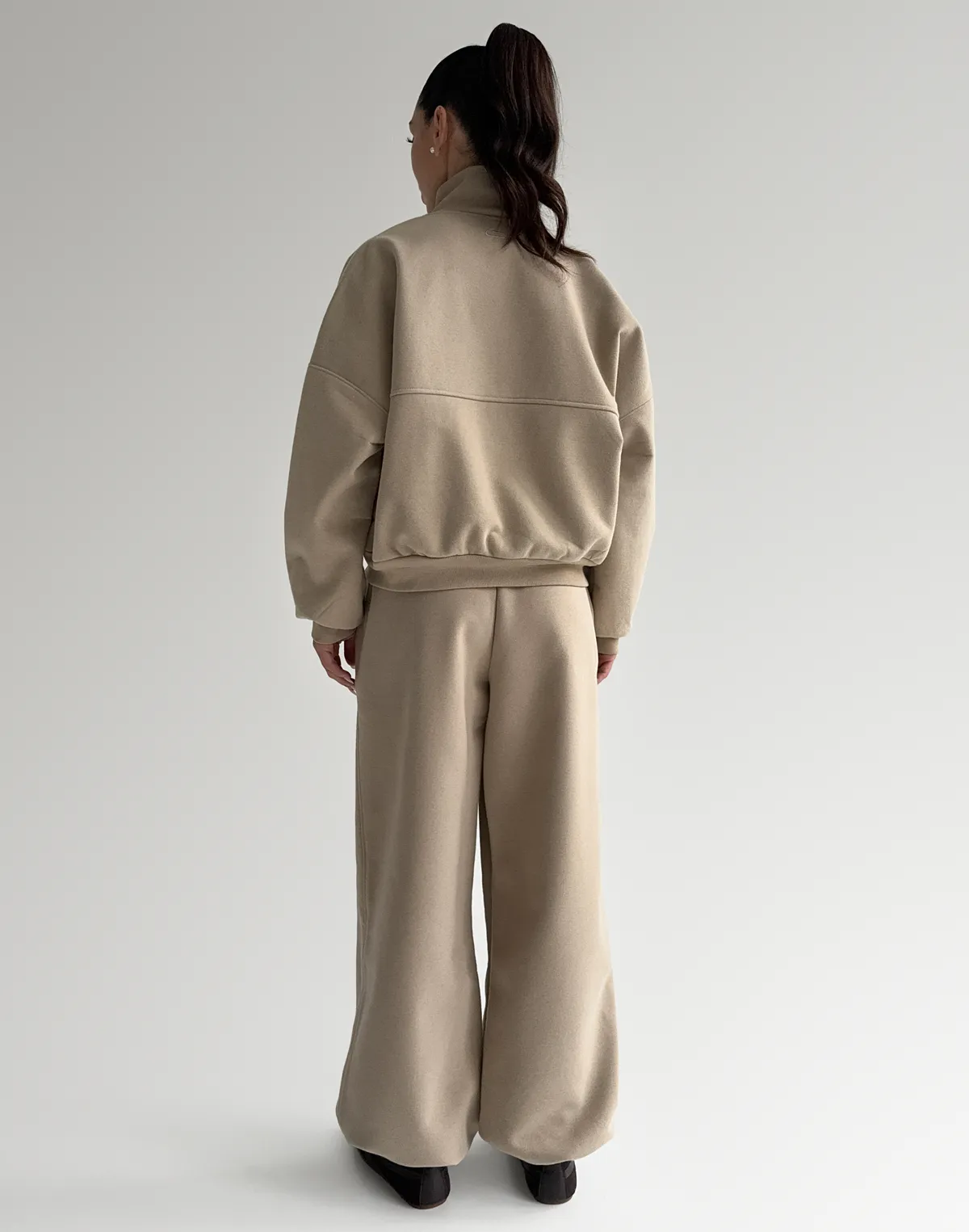 Комплект з начосом світшот на блискавці з декоративними швами та штани на затяжках по низу, лате - Фото 2