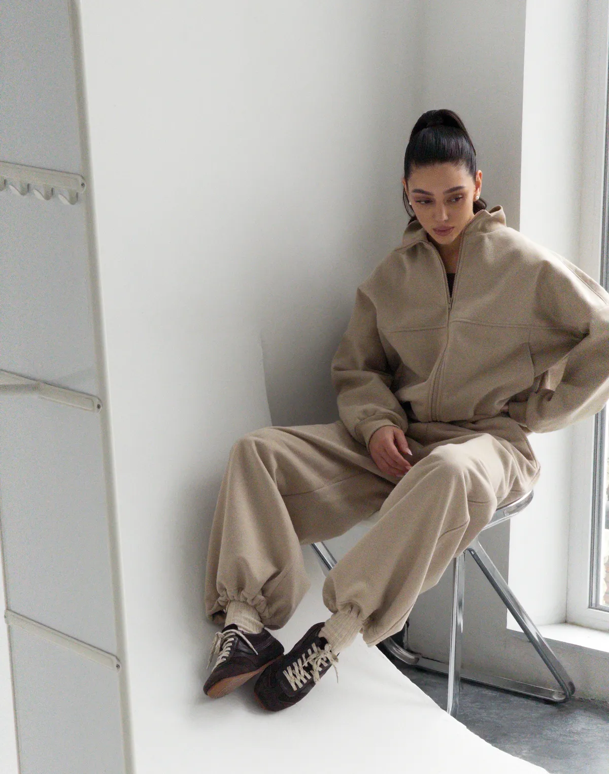 Комплект з начосом світшот на блискавці з декоративними швами та штани на затяжках по низу, лате - Фото 5