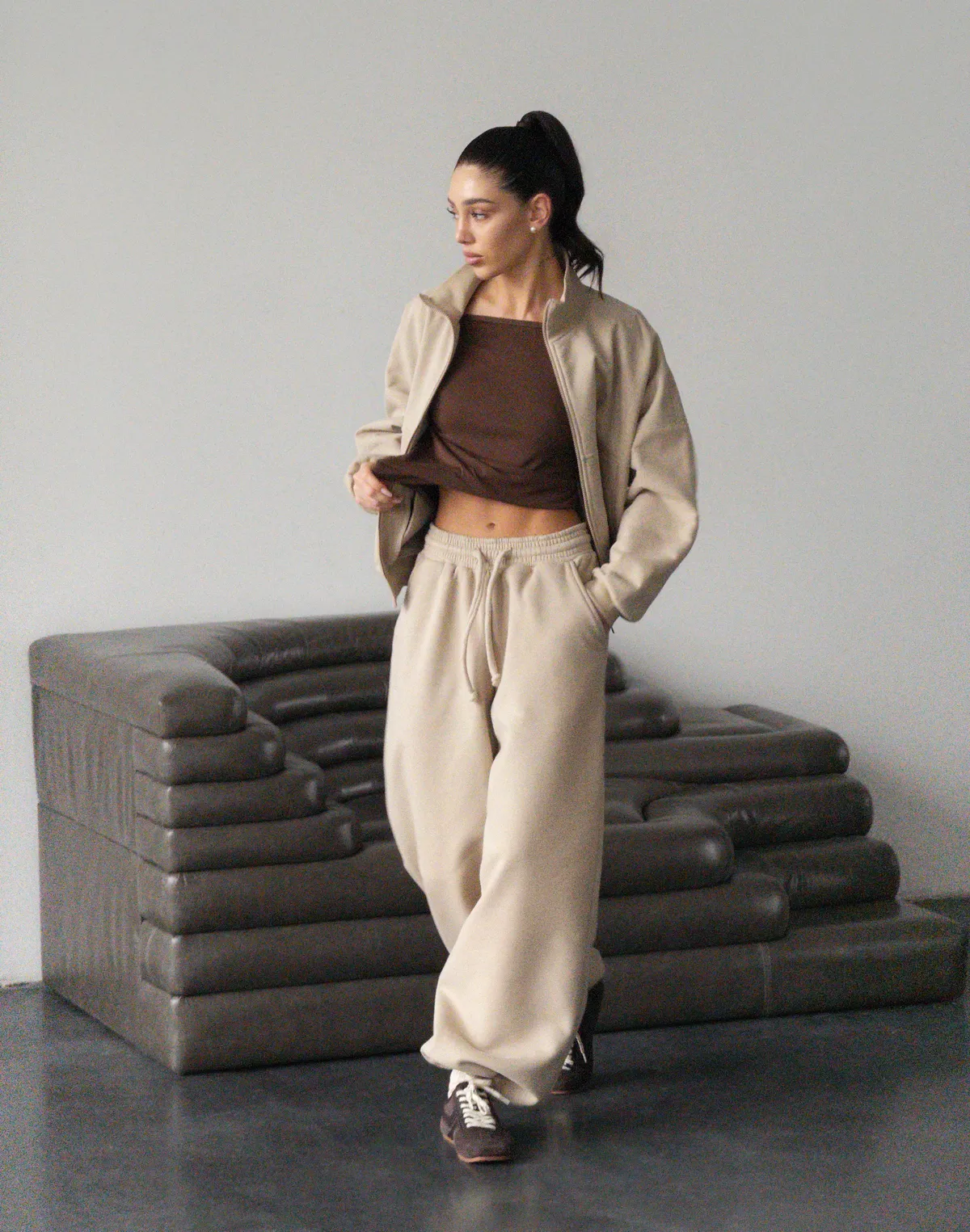 Комплект з начосом світшот на блискавці з декоративними швами та штани на затяжках по низу, лате - Фото 4