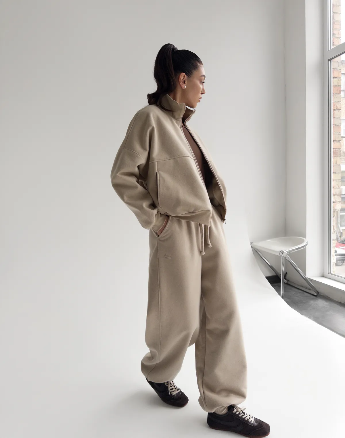 Комплект з начосом світшот на блискавці з декоративними швами та штани на затяжках по низу, лате - Фото 3