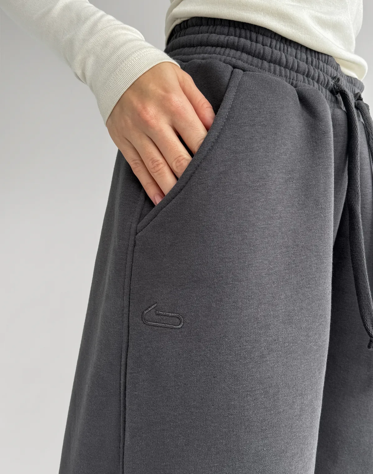 Штани з начосом на затяжках по низу, графітові - Фото 6