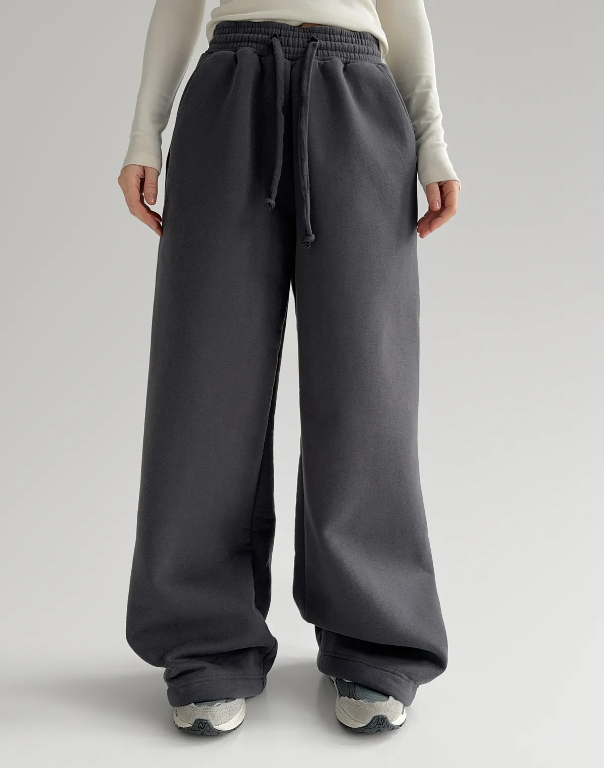 Штани з начосом на затяжках по низу, графітові - Фото 1