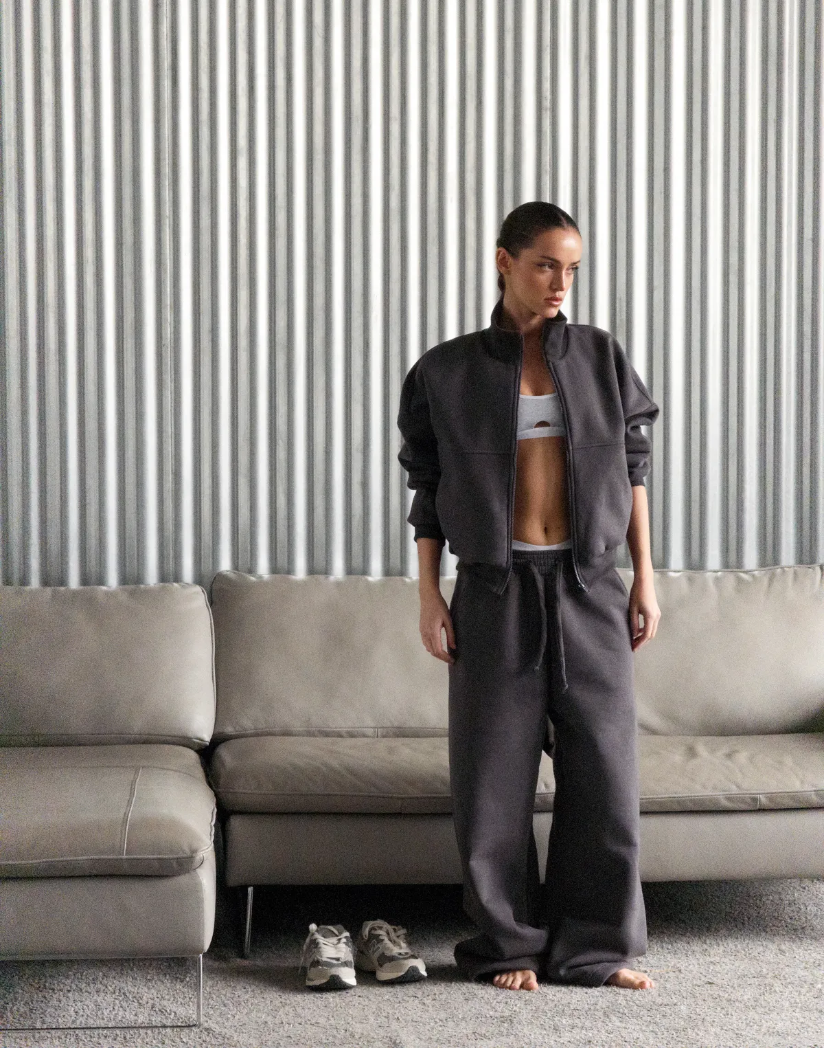 Штани з начосом на затяжках по низу, графітові - Фото 7