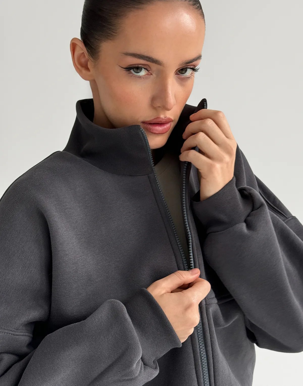 Світшот на блискавці з декоративними швами з начосом, графітовий - Фото 7