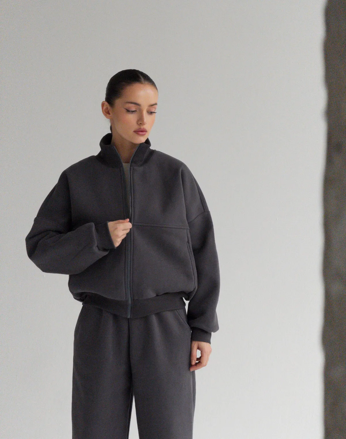 Світшот на блискавці з декоративними швами з начосом, графітовий - Фото 6