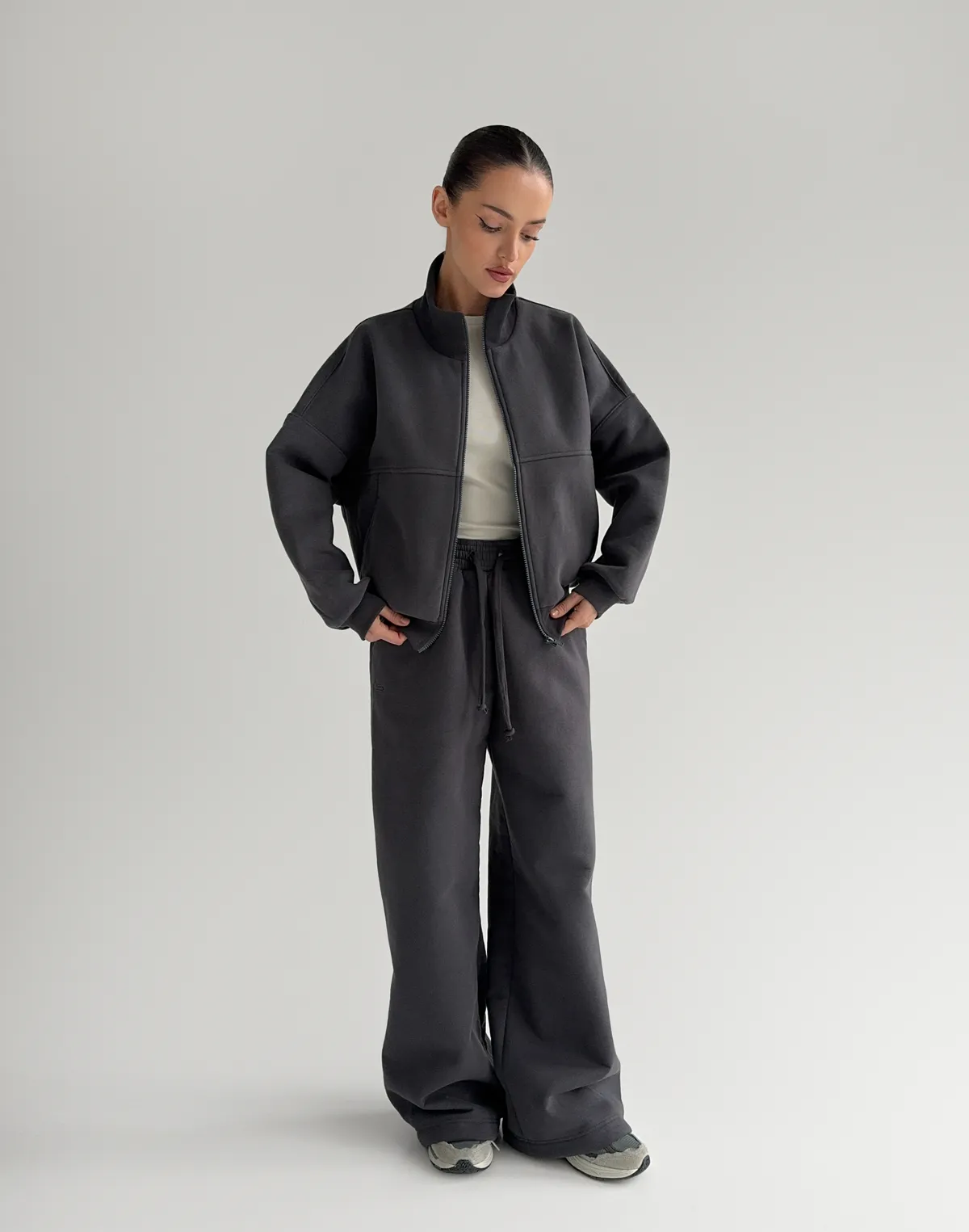 Штани з начосом на затяжках по низу, графітові - Фото 4