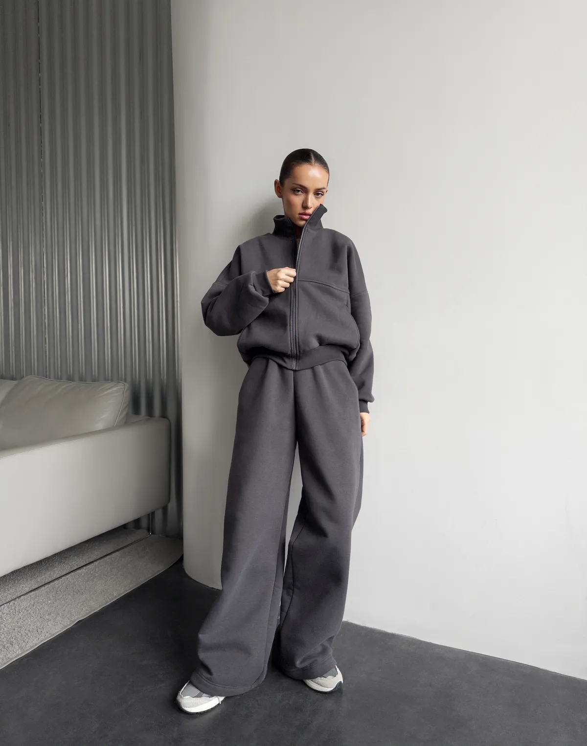 Штани з начосом на затяжках по низу, графітові - Фото 3