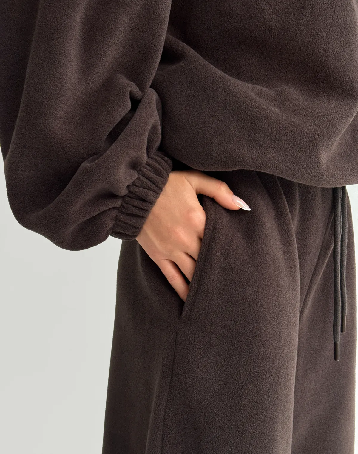 Sztruksowe joggery oversize z polaru, zimowe, ciemna czekolada - Фото 7