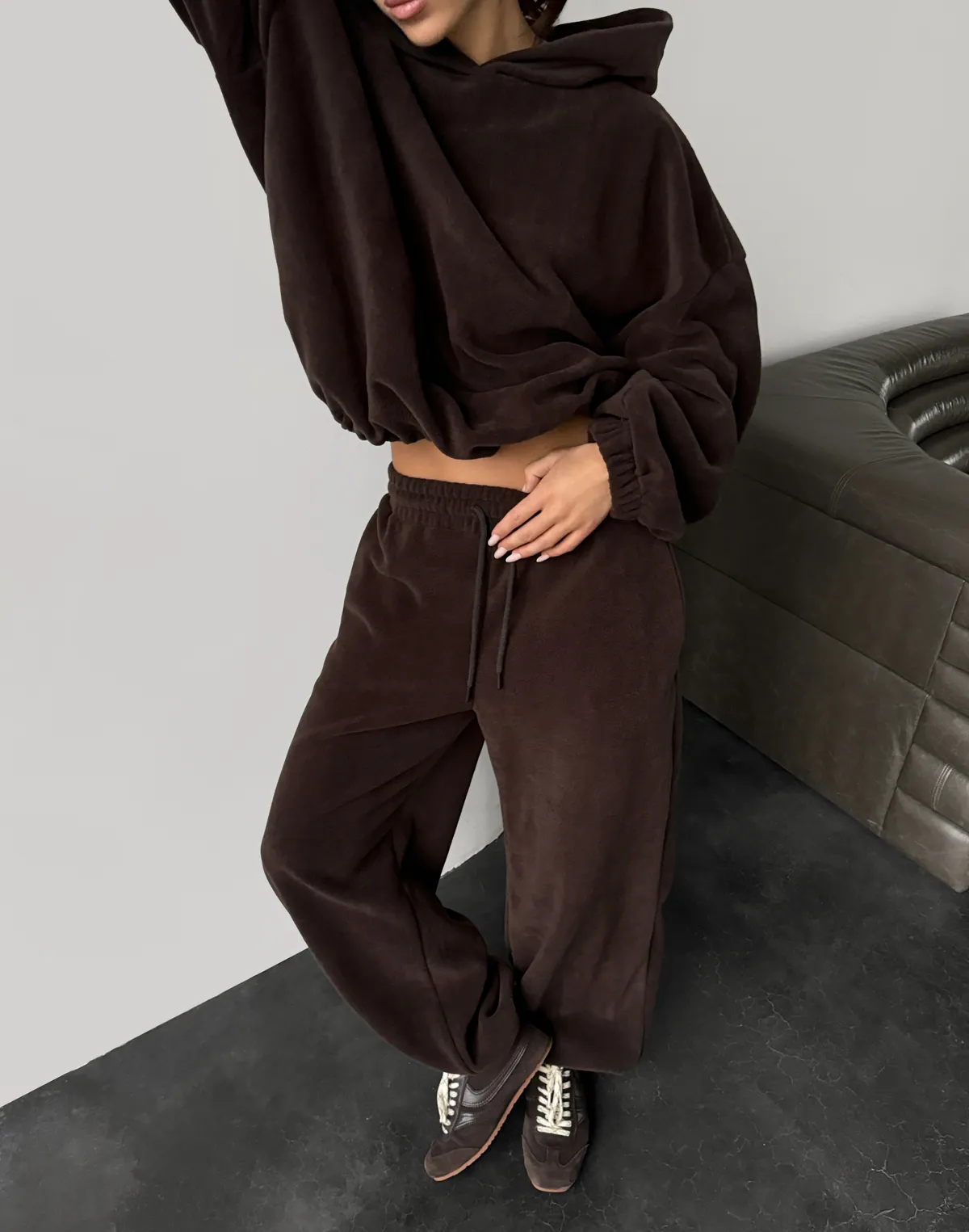 Sztruksowe joggery oversize z polaru, zimowe, ciemna czekolada - Фото 5