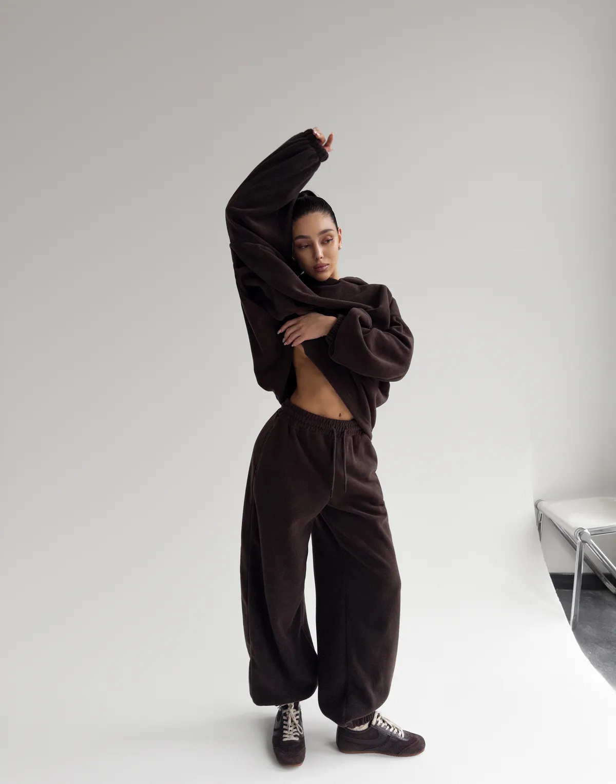 Komplet polarowy — bluza oversize i zimowe spodnie dresowe, ciemna czekolada - Фото 8