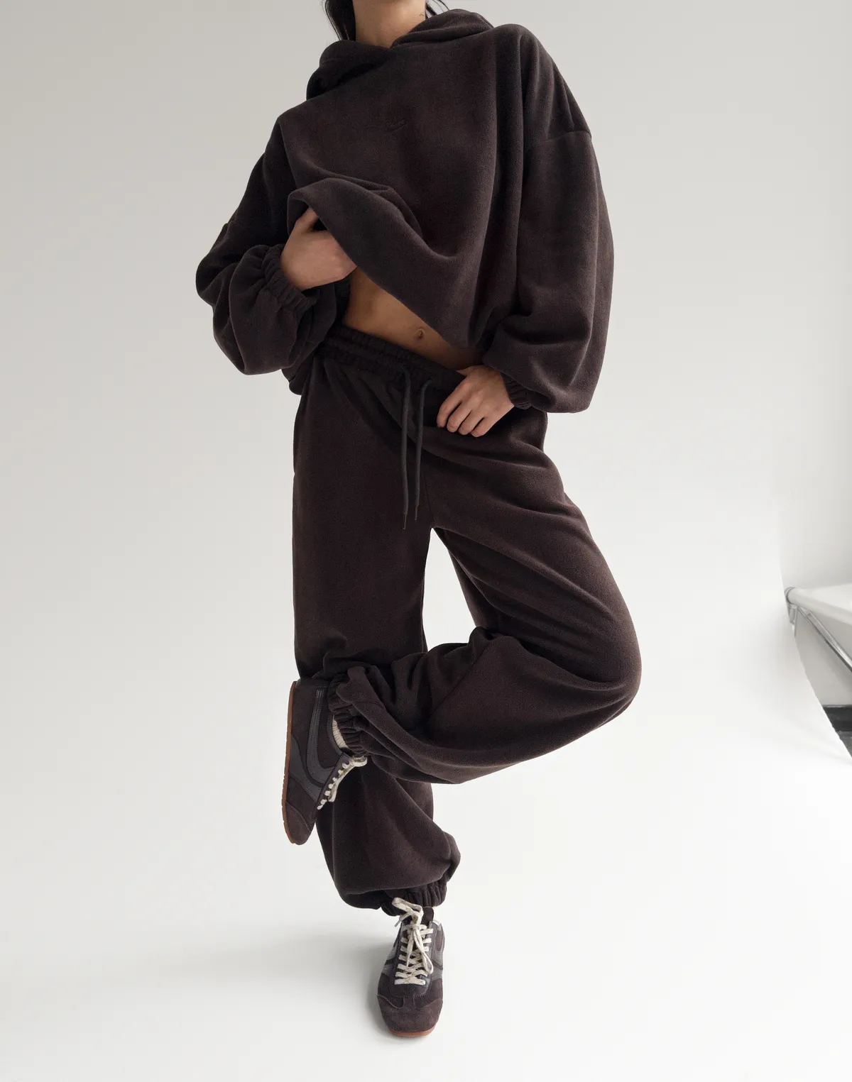 Komplet polarowy — bluza oversize i zimowe spodnie dresowe, ciemna czekolada - Фото 7