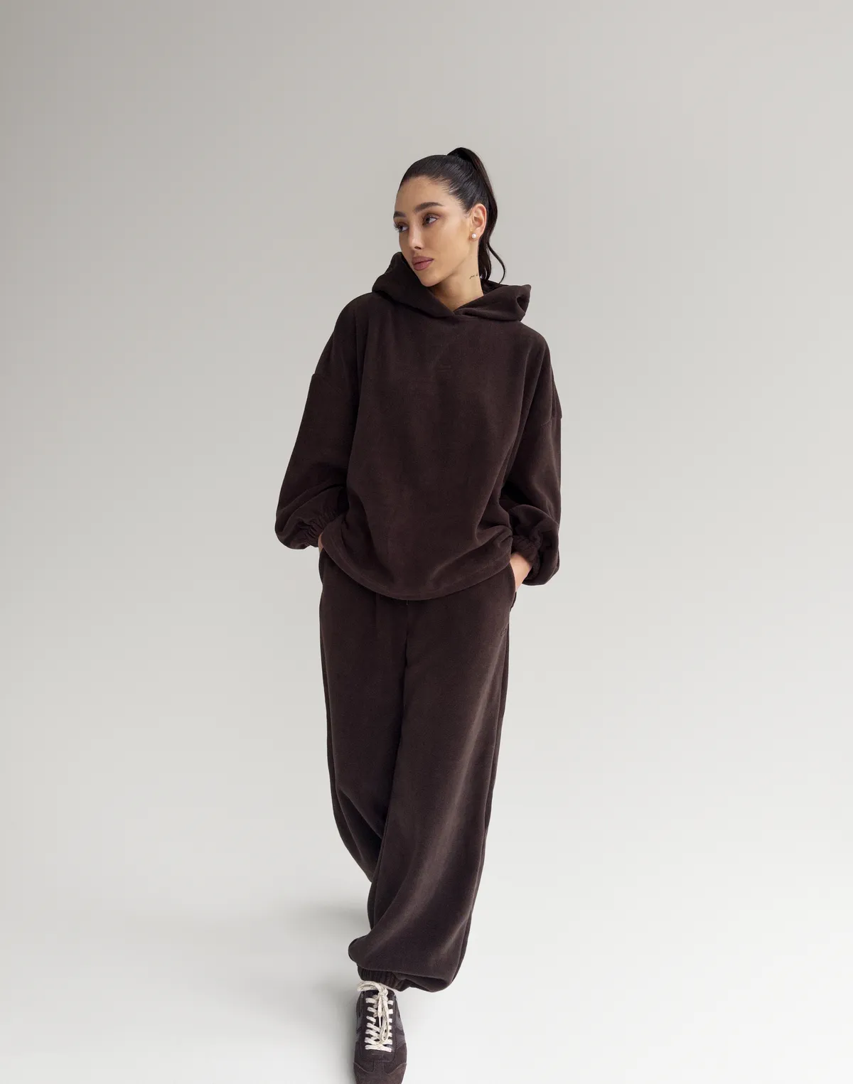 Komplet polarowy — bluza oversize i zimowe spodnie dresowe, ciemna czekolada - Фото 6