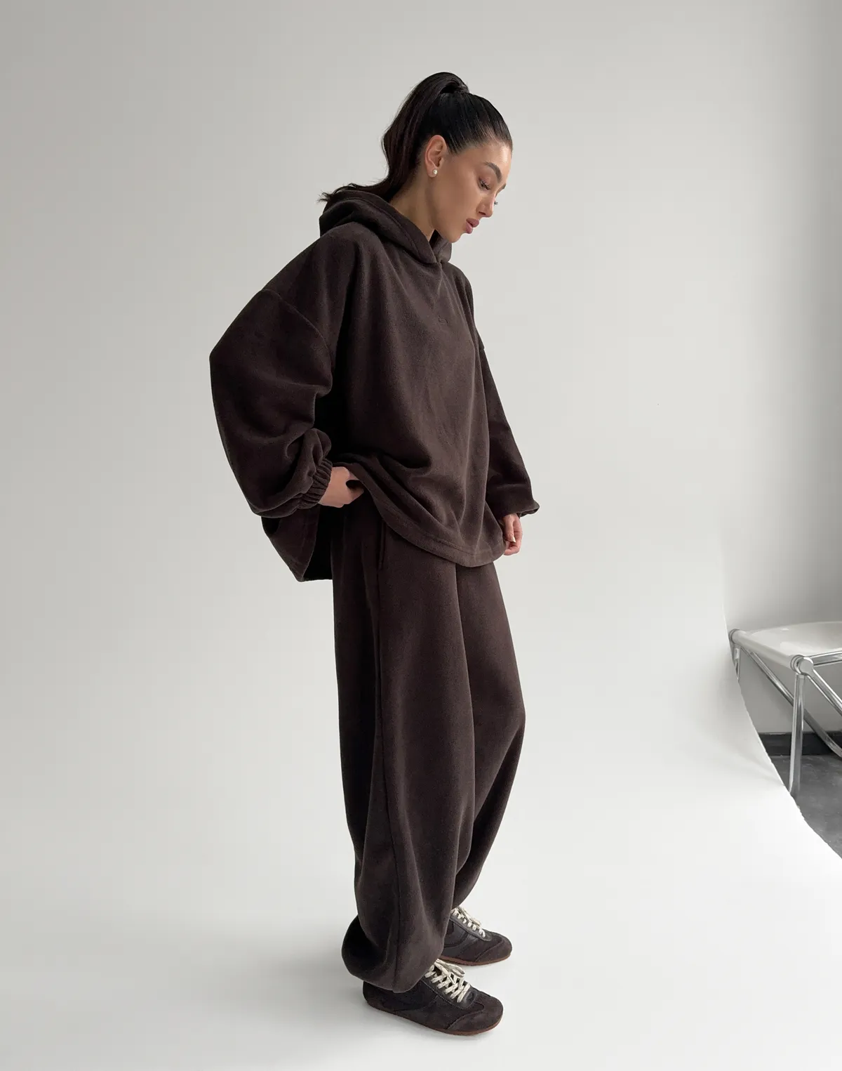 Komplet polarowy — bluza oversize i zimowe spodnie dresowe, ciemna czekolada - Фото 5